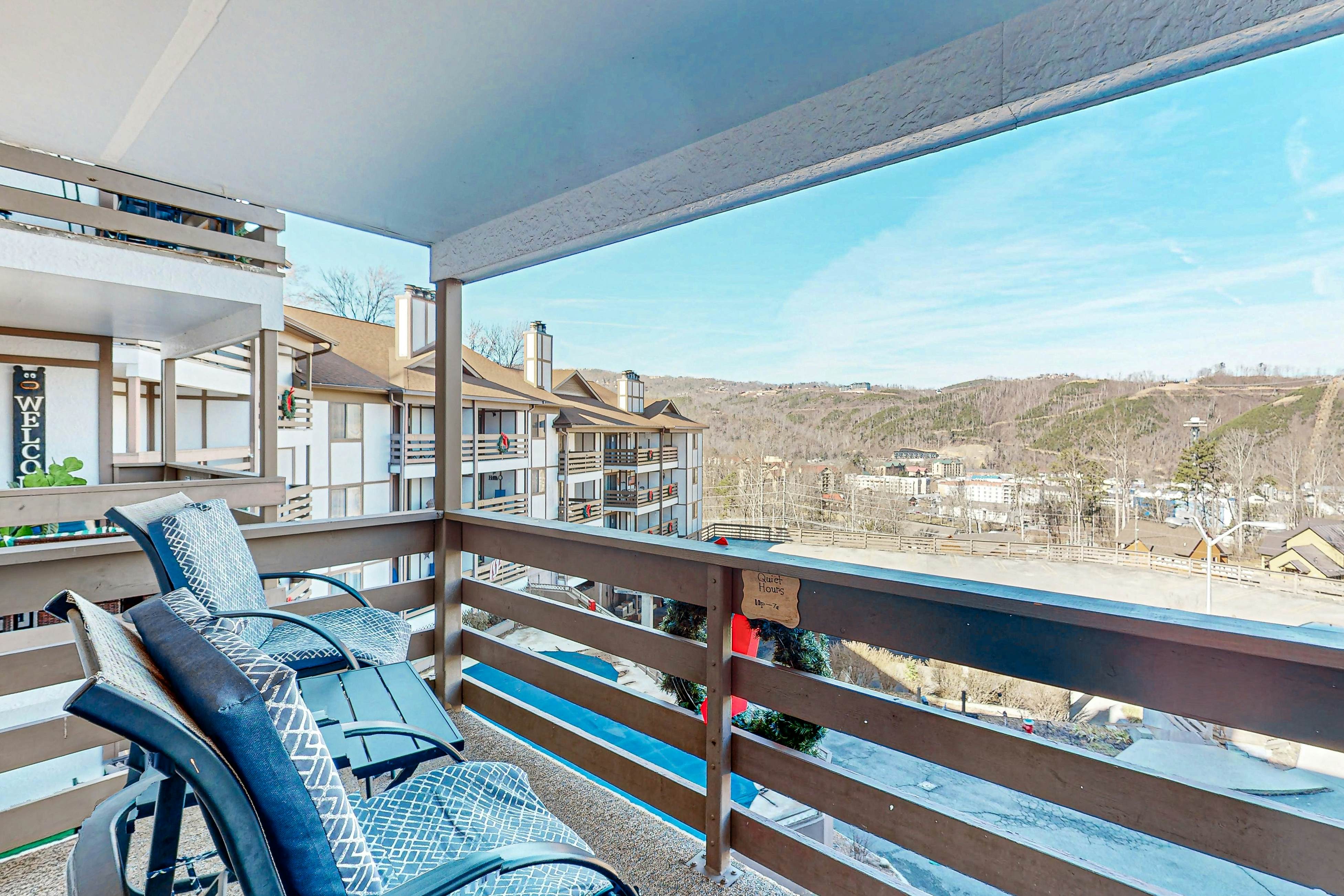 Mtn View Condo W Balcony, Sleeps 4・Pool Access