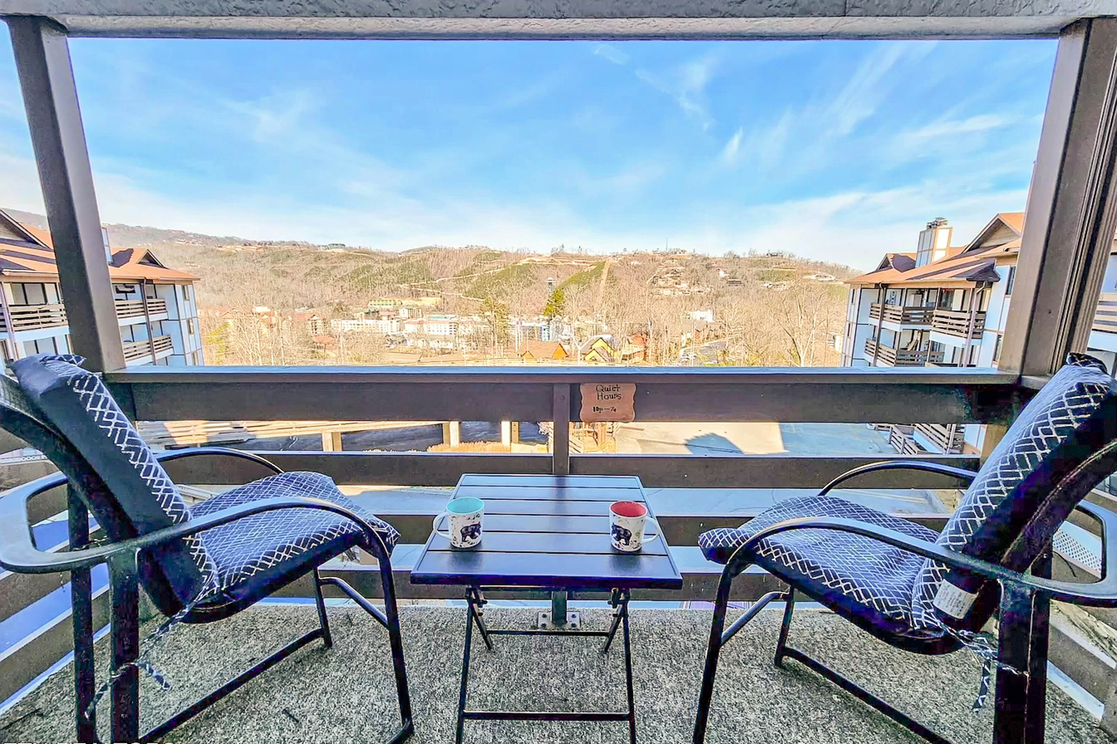 Mtn View Condo W Balcony, Sleeps 4・Pool Access