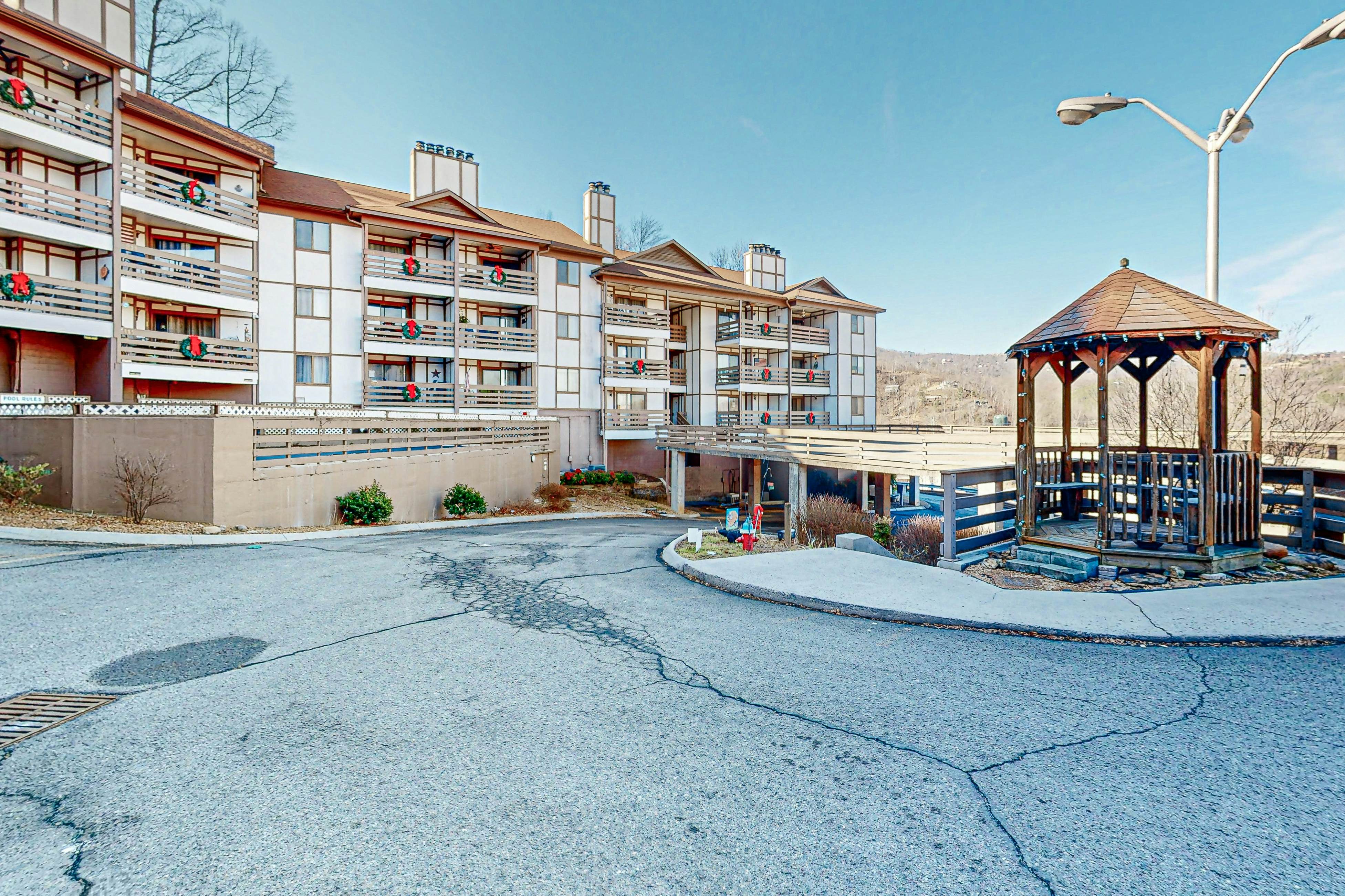 Mtn View Condo W Balcony, Sleeps 4・Pool Access