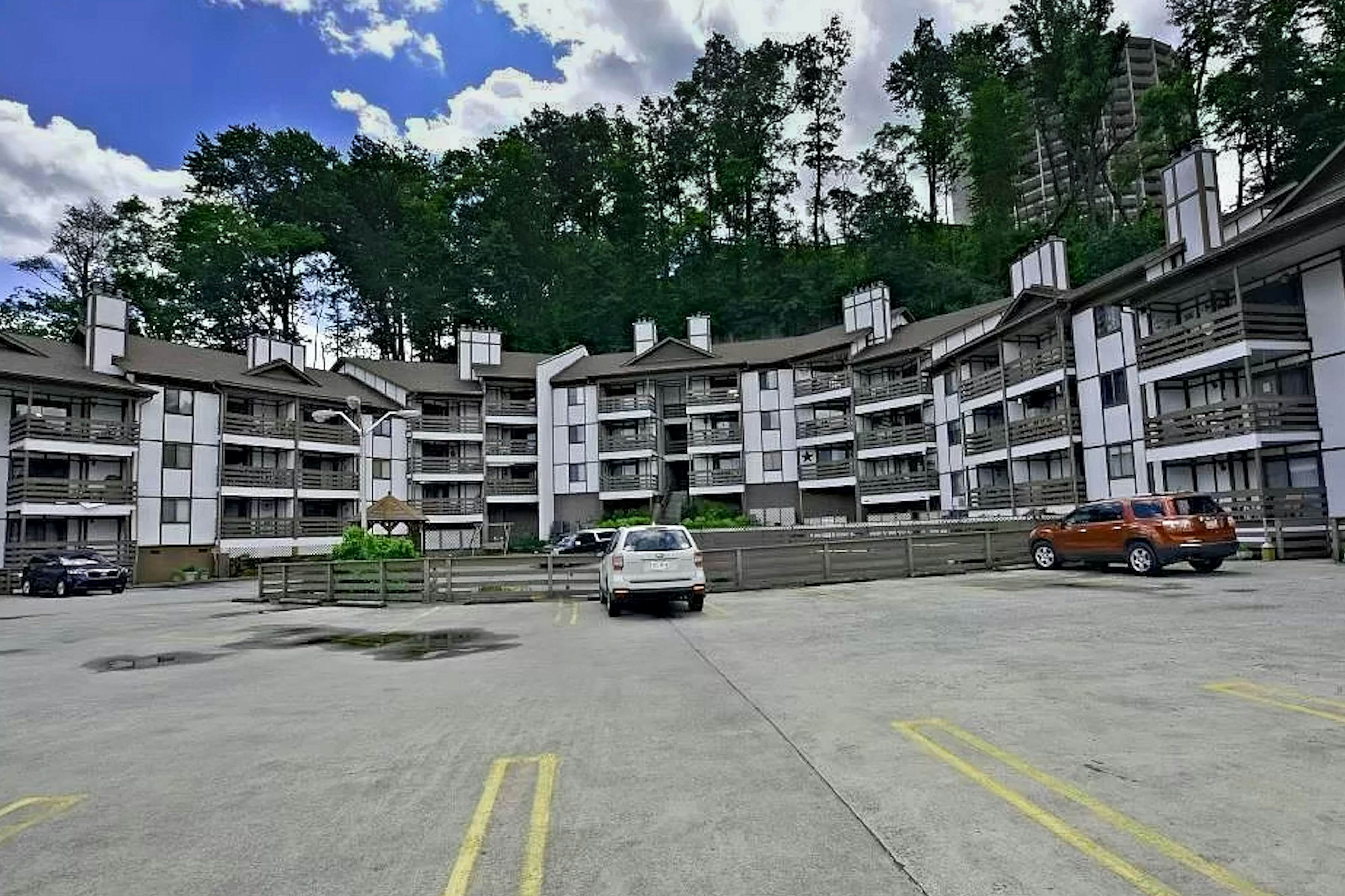 Mtn View Condo W Balcony, Sleeps 4・Pool Access