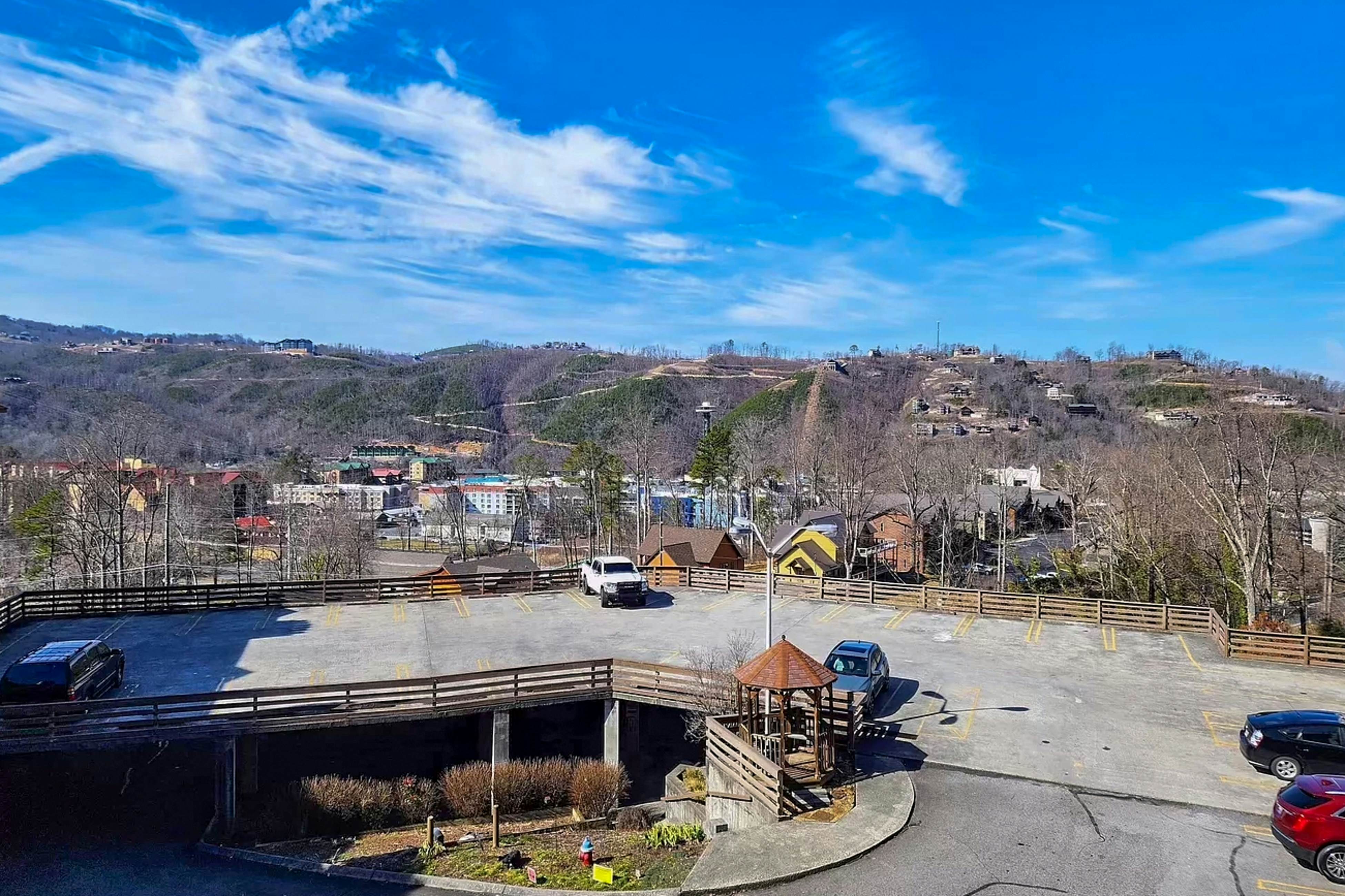 Mtn View Condo W Balcony, Sleeps 4・Pool Access