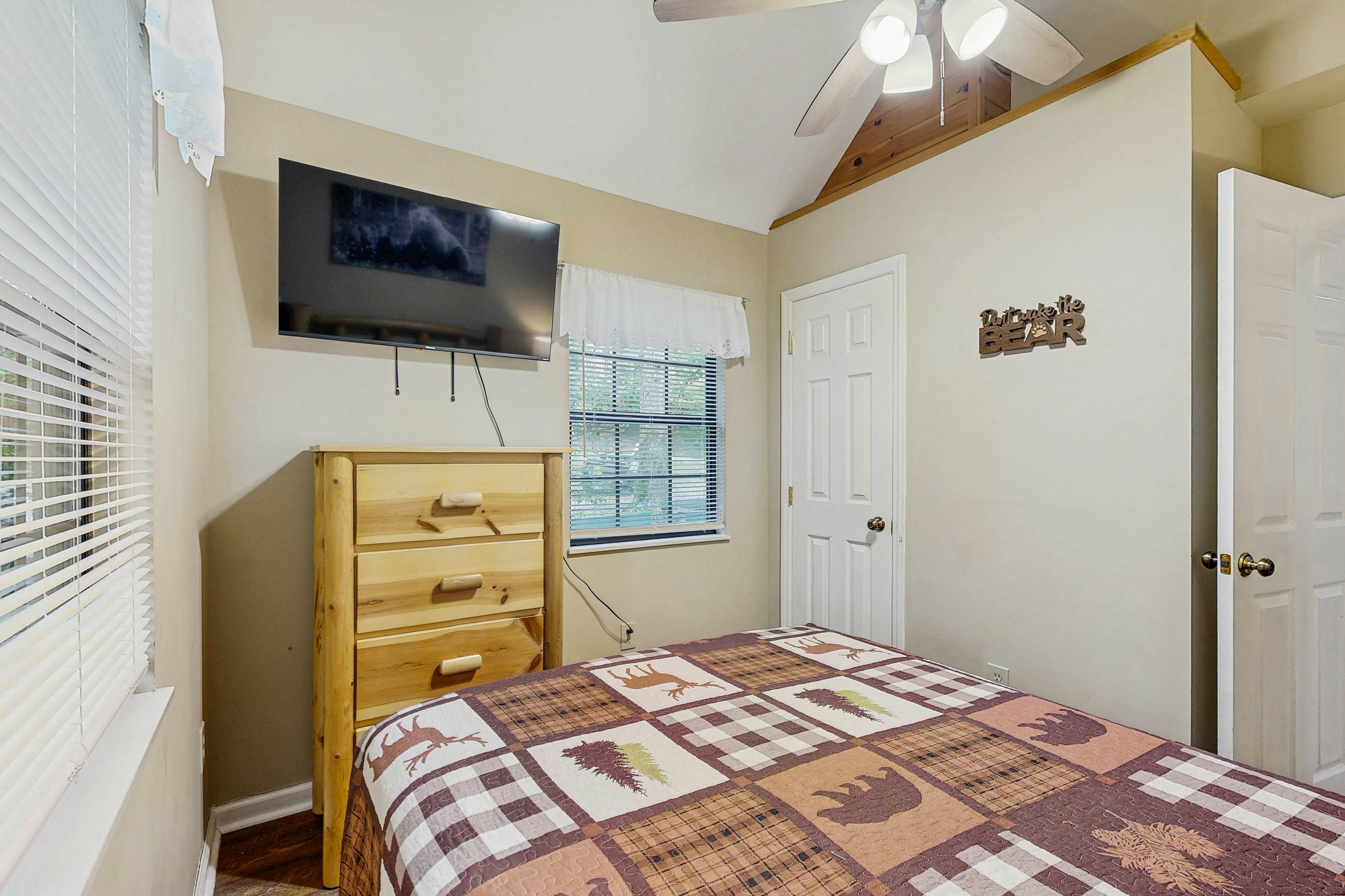 Charming Cabin W Hot Tub, Sleep 8・Firepit・Mtn View