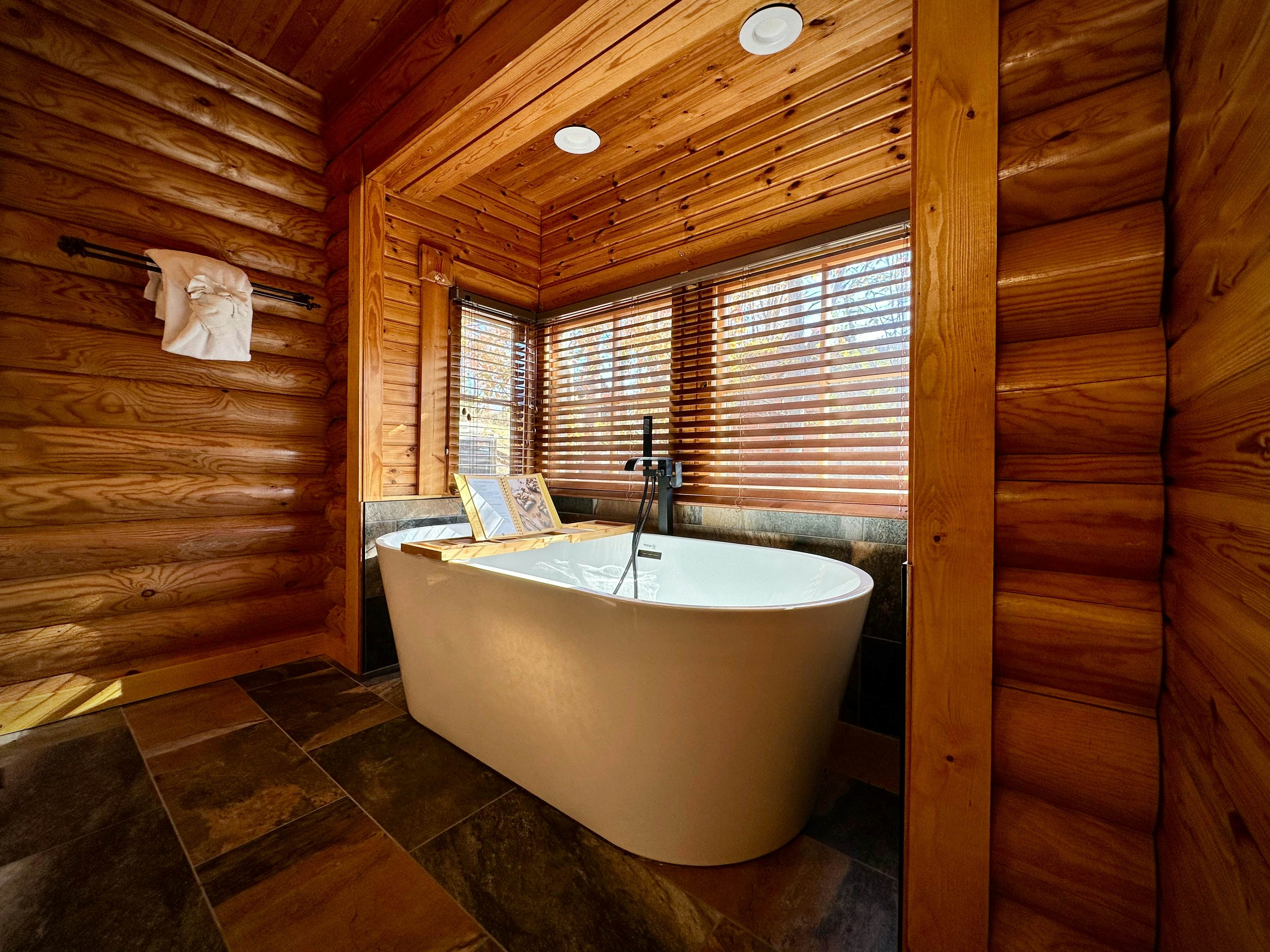 Luxe Cabin, Sleep 6・Hot Tub・Free Attraction Ticket