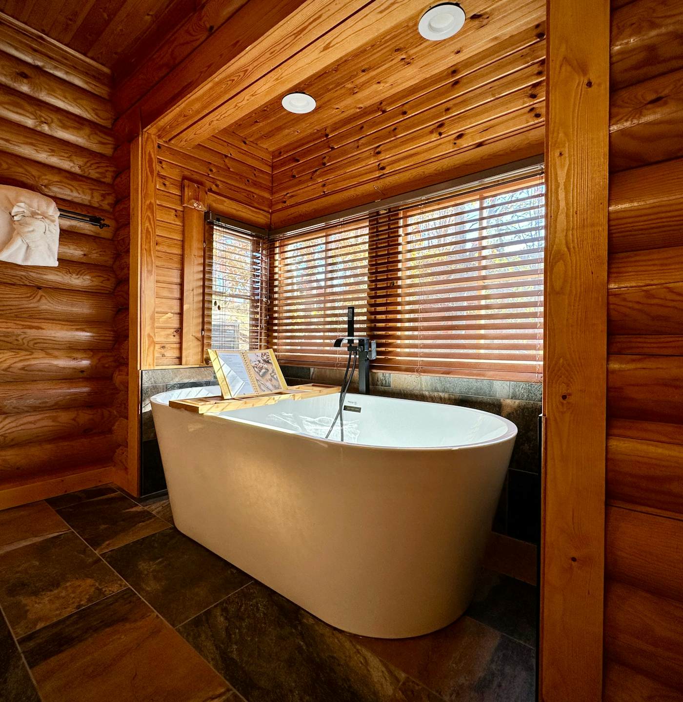 Luxe Cabin, Sleep 6, Hot Tub, Fireplace, Views - Gatlinburg
