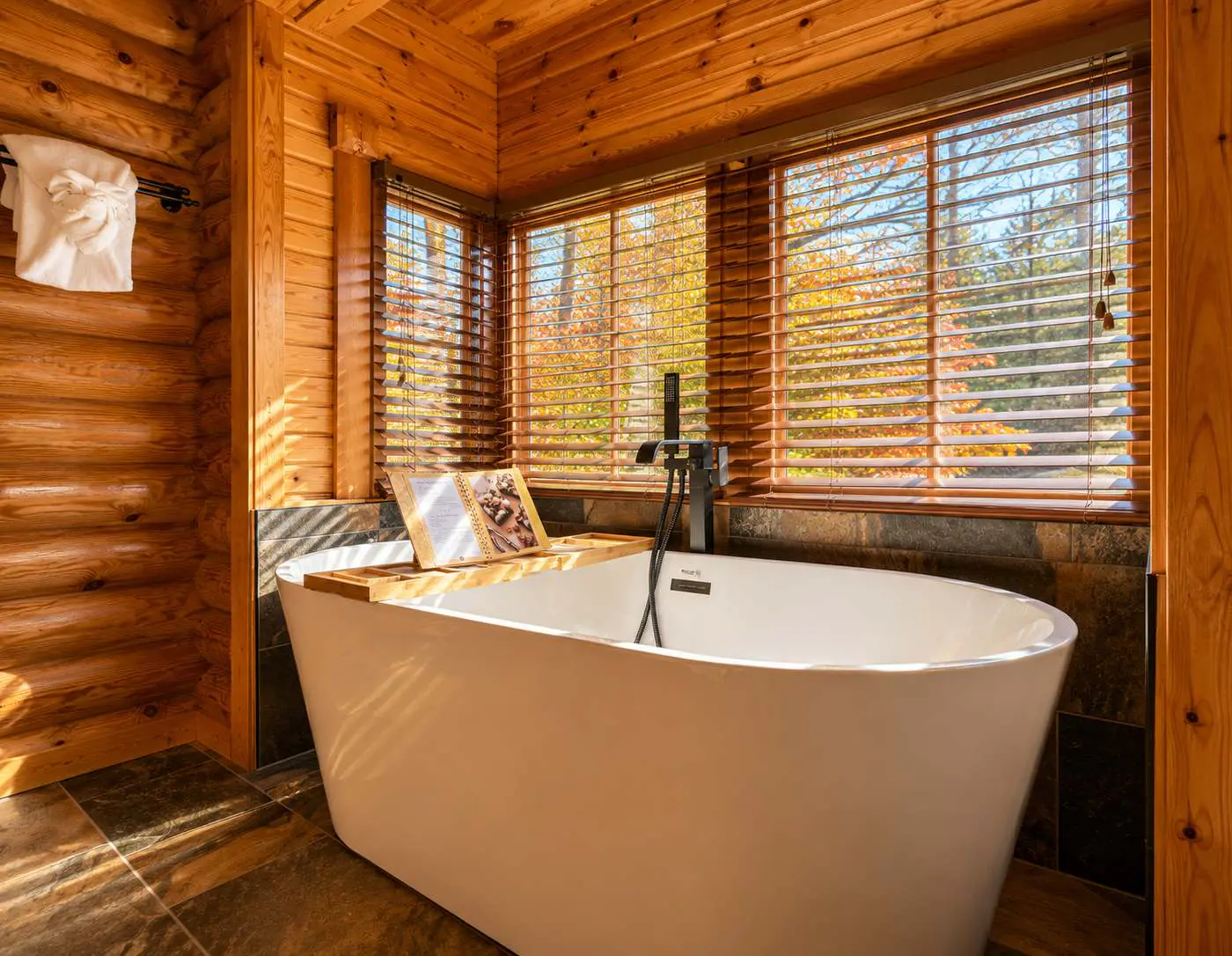 Luxe Cabin, Sleep 6, Hot Tub, Fireplace, Views