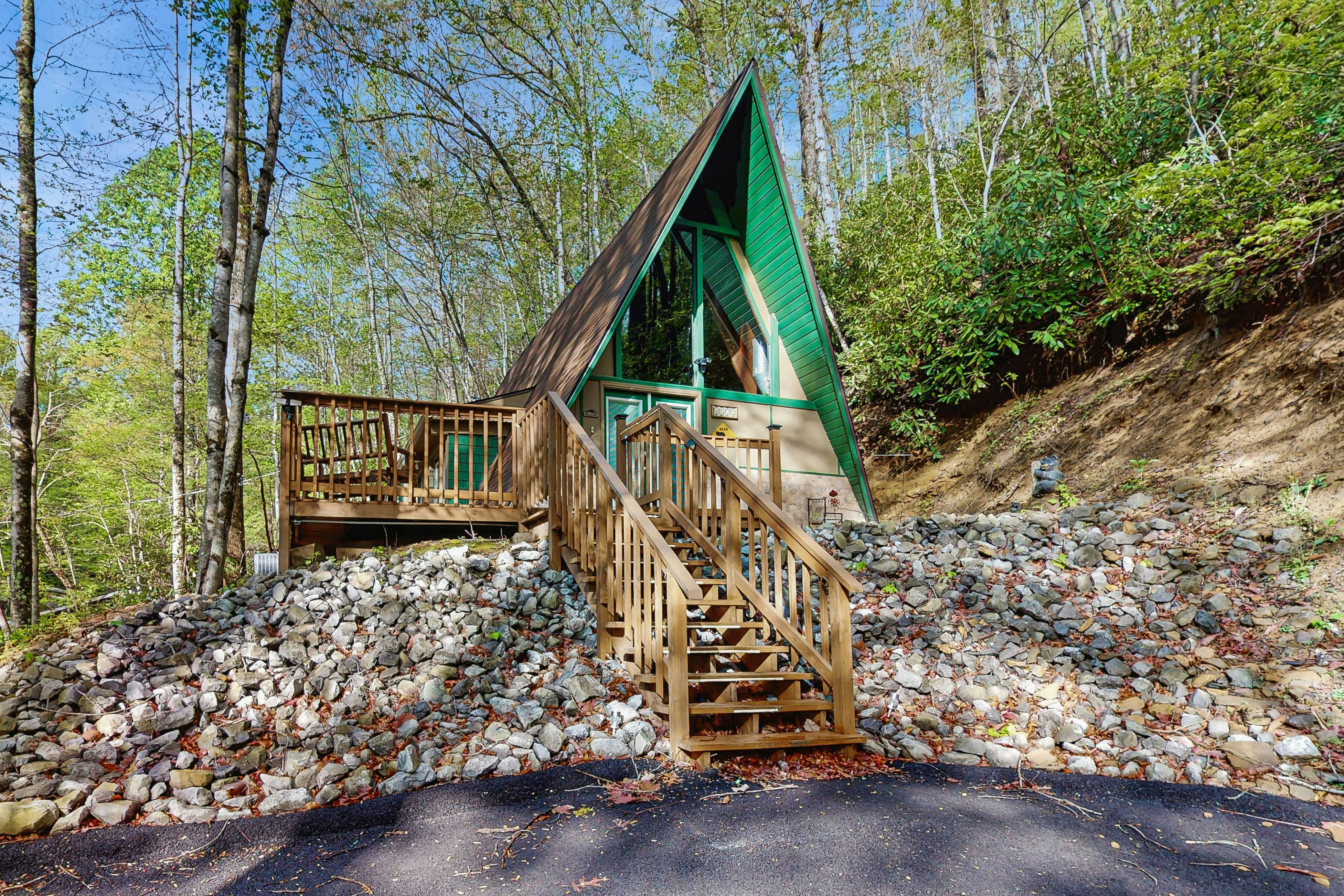 Charming Mtn Cabin W Cozy Fireplace・Deck, Sleeps 4