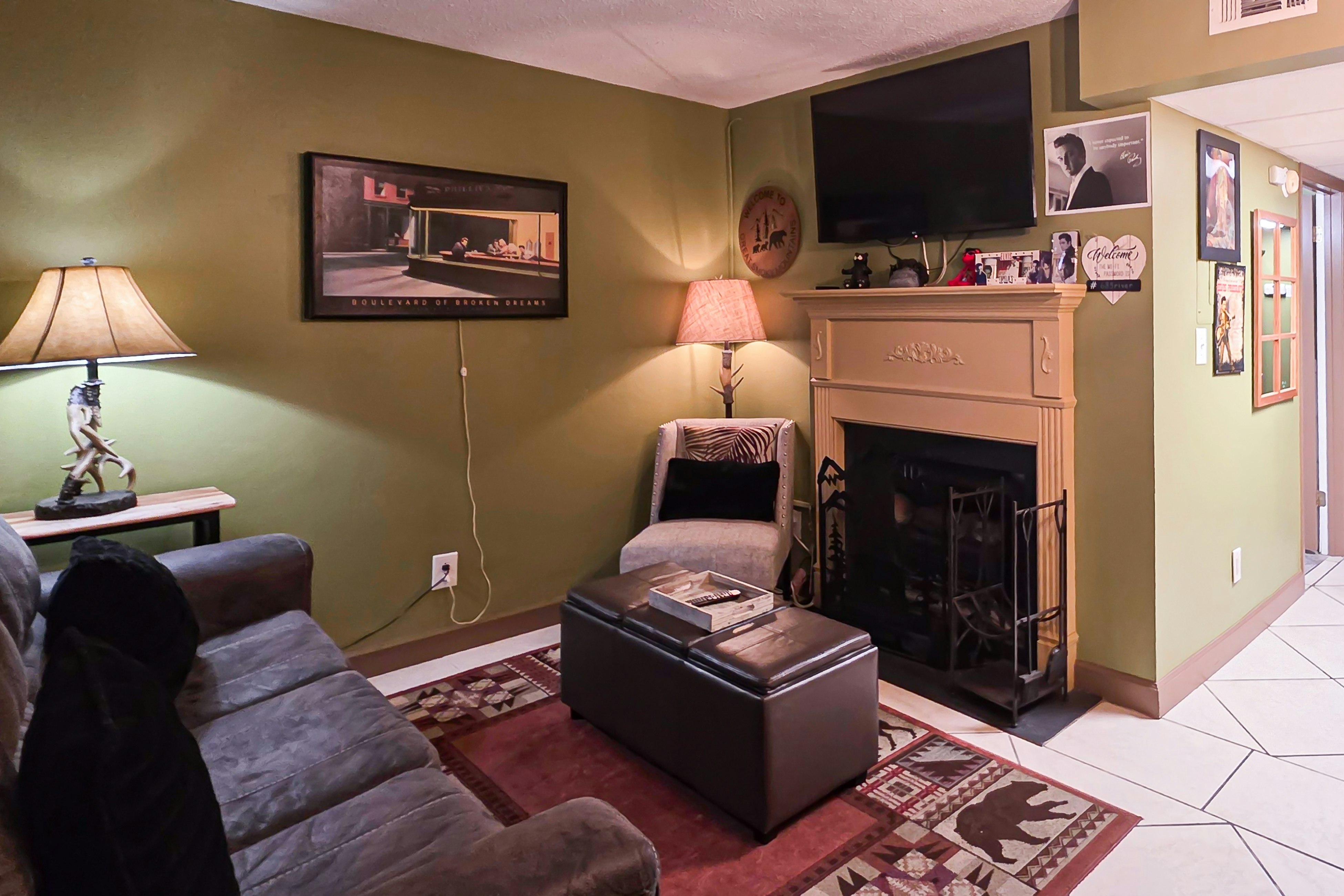 Cozy condo in Downtown Gatlinburg w/indoor & outdoor pools, WiFi great location!