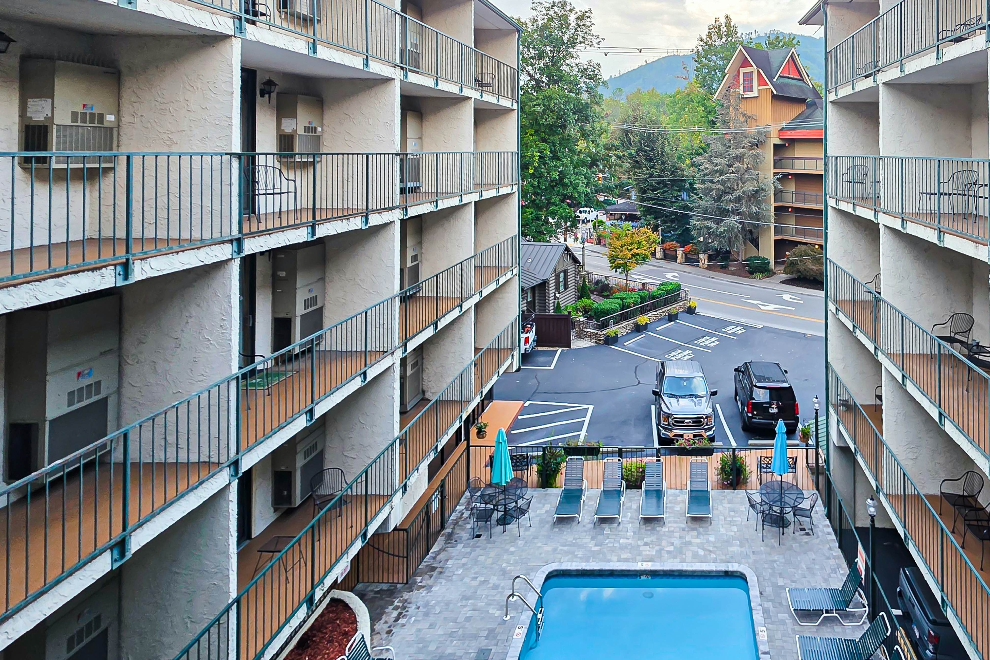 Cozy condo in Downtown Gatlinburg w/indoor & outdoor pools, WiFi great location!