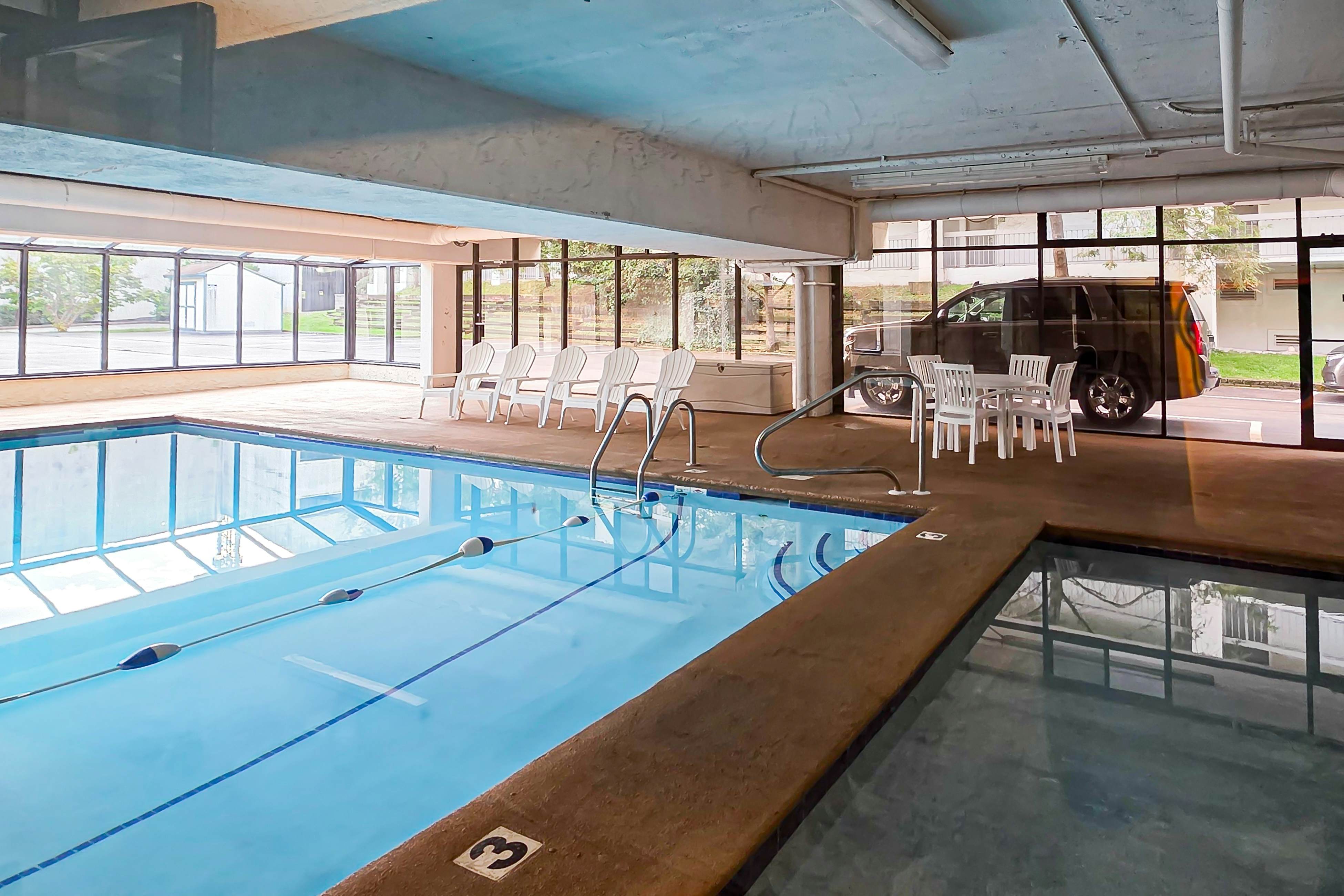 Cozy condo in Downtown Gatlinburg w/indoor & outdoor pools, WiFi great location!