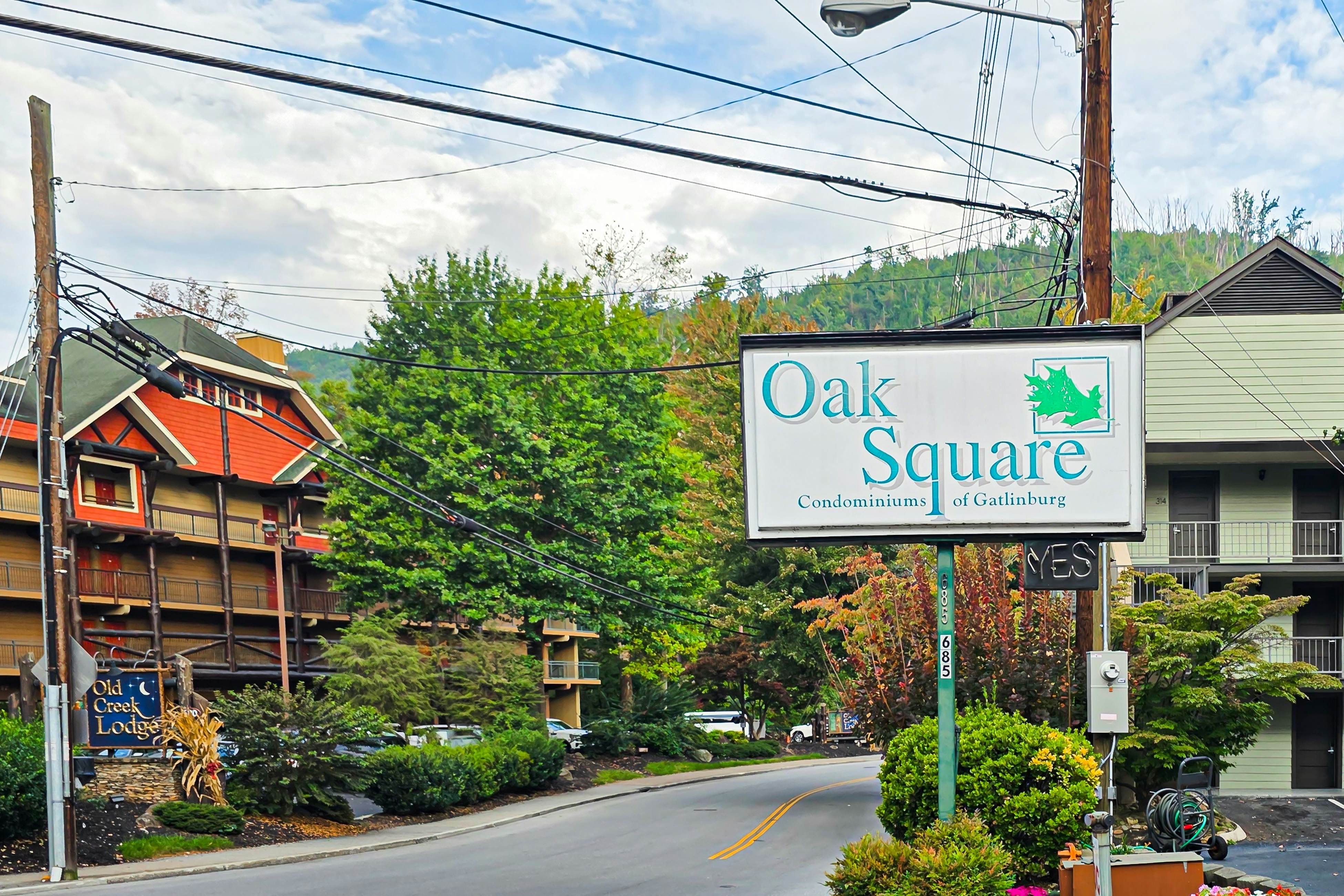 Cozy condo in Downtown Gatlinburg w/indoor & outdoor pools, WiFi great location!