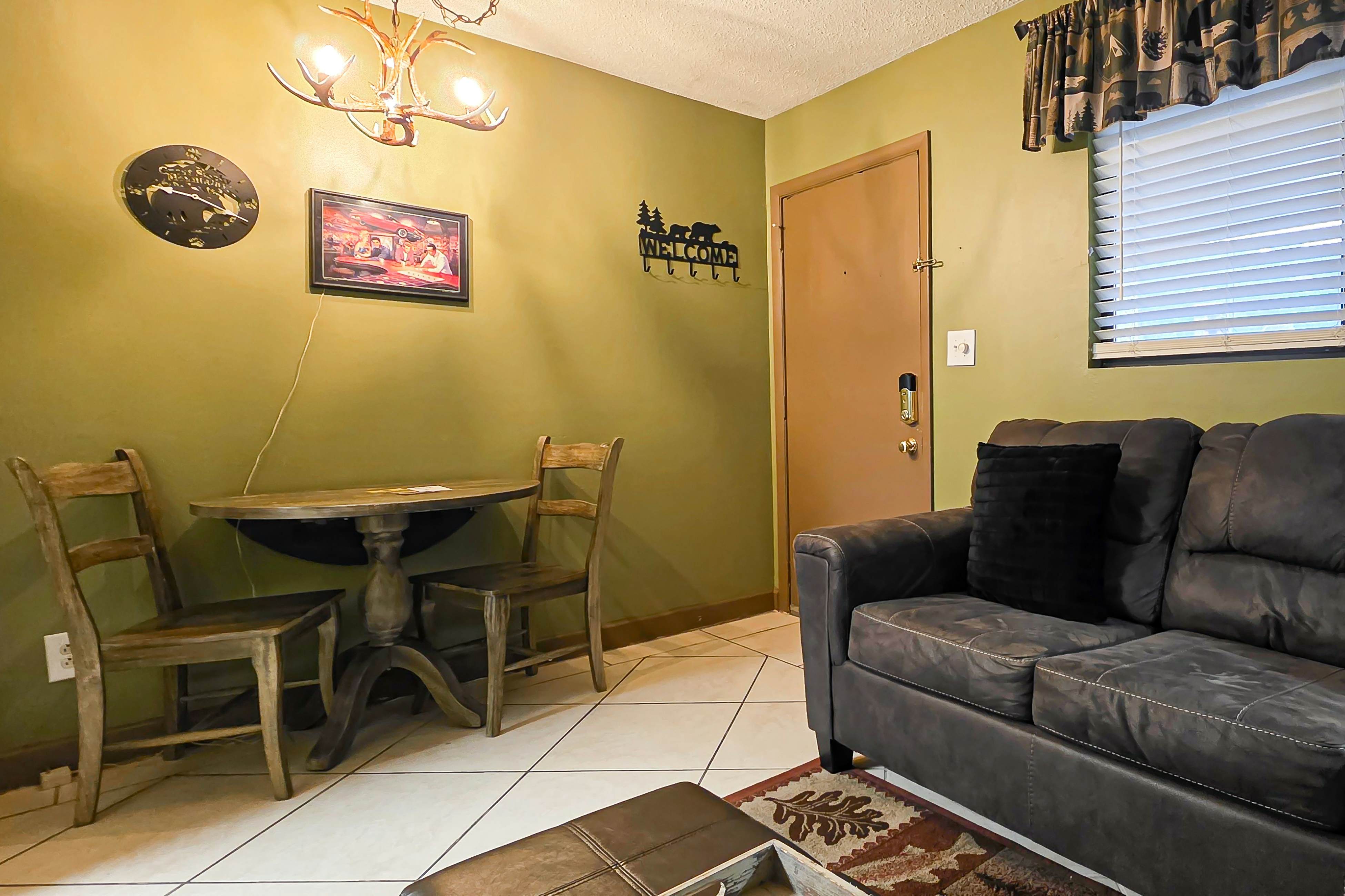 Cozy condo in Downtown Gatlinburg w/indoor & outdoor pools, WiFi great location!