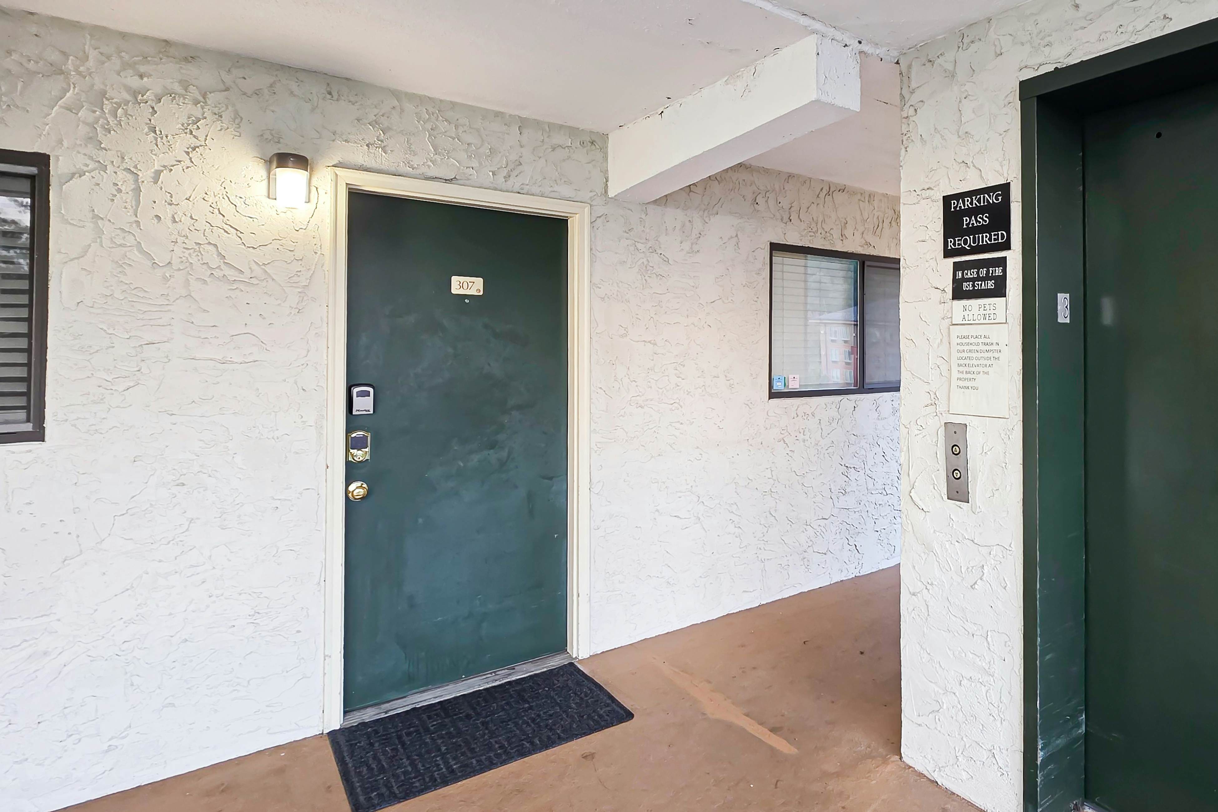 Cozy condo in Downtown Gatlinburg w/indoor & outdoor pools, WiFi great location!