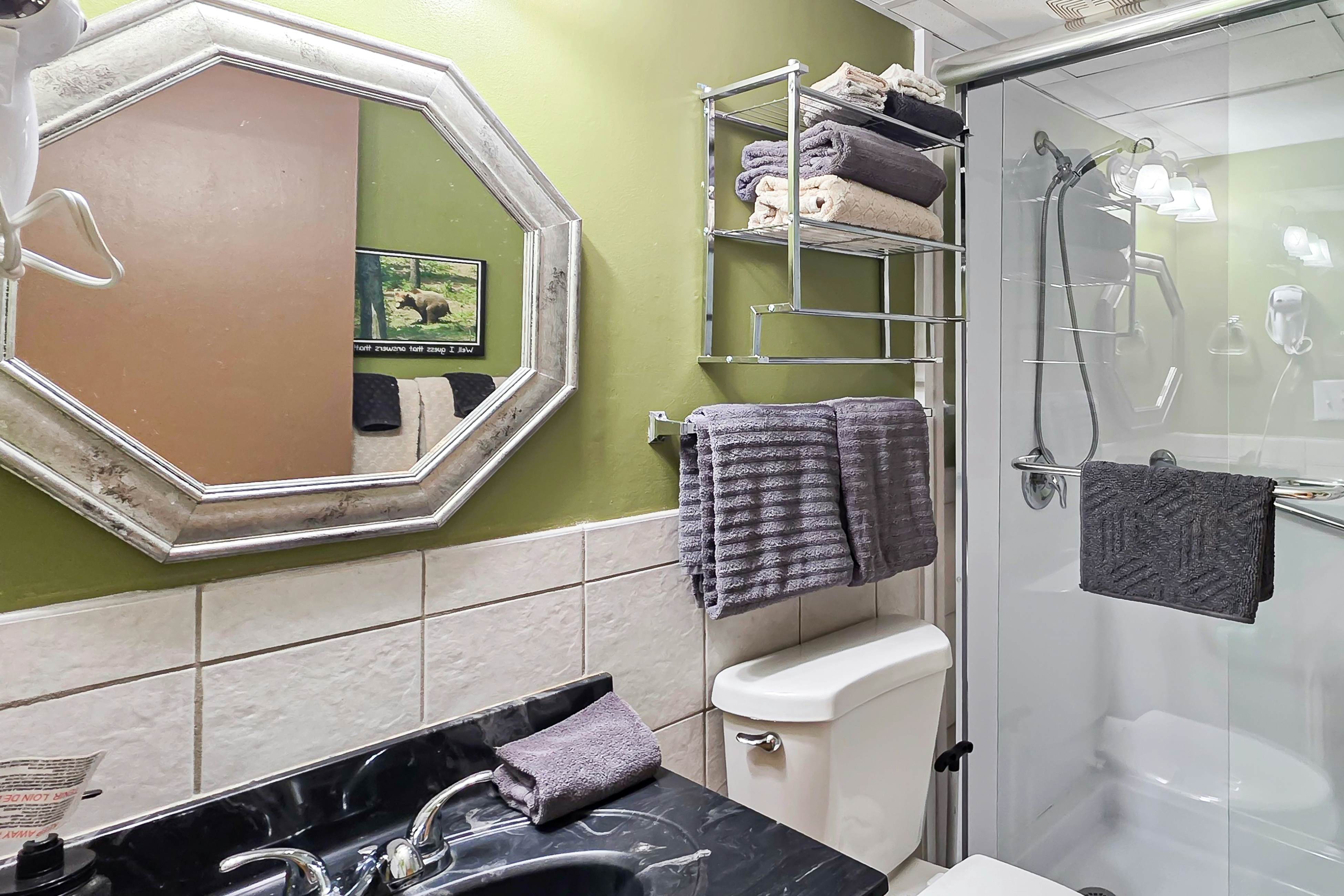 Cozy condo in Downtown Gatlinburg w/indoor & outdoor pools, WiFi great location!