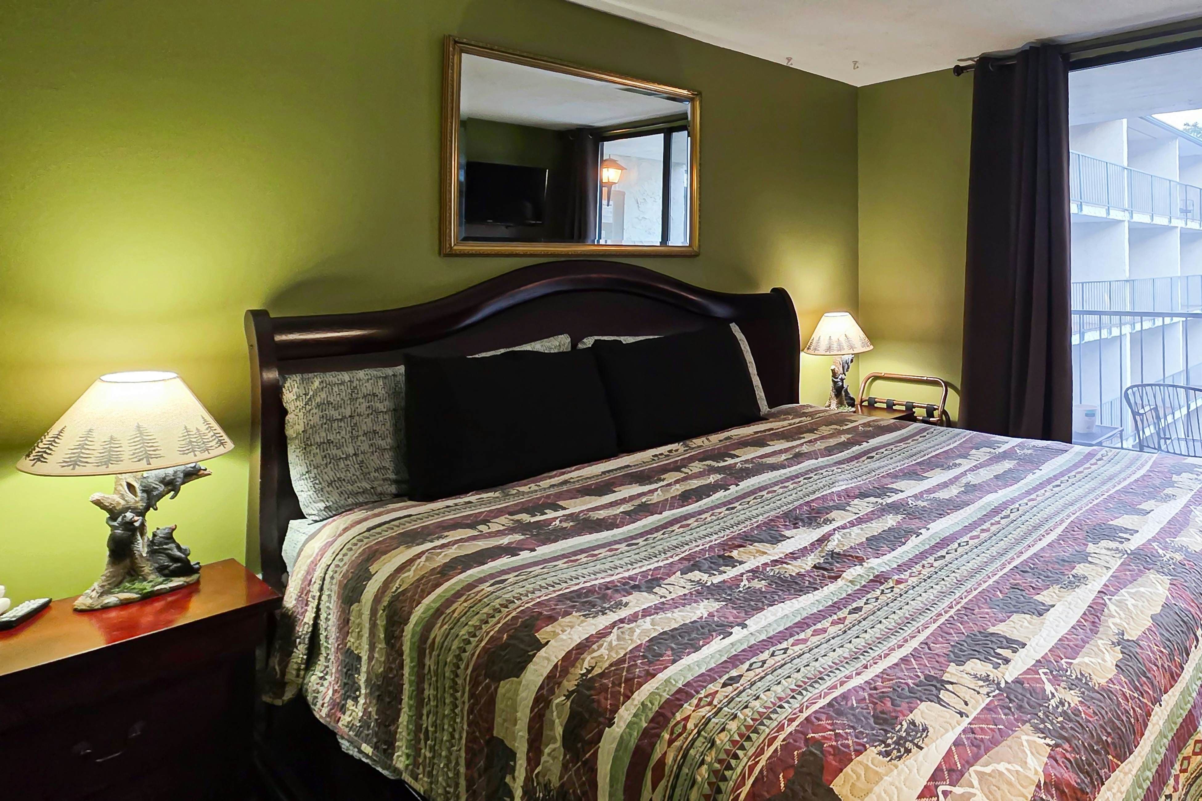 Cozy condo in Downtown Gatlinburg w/indoor & outdoor pools, WiFi great location!