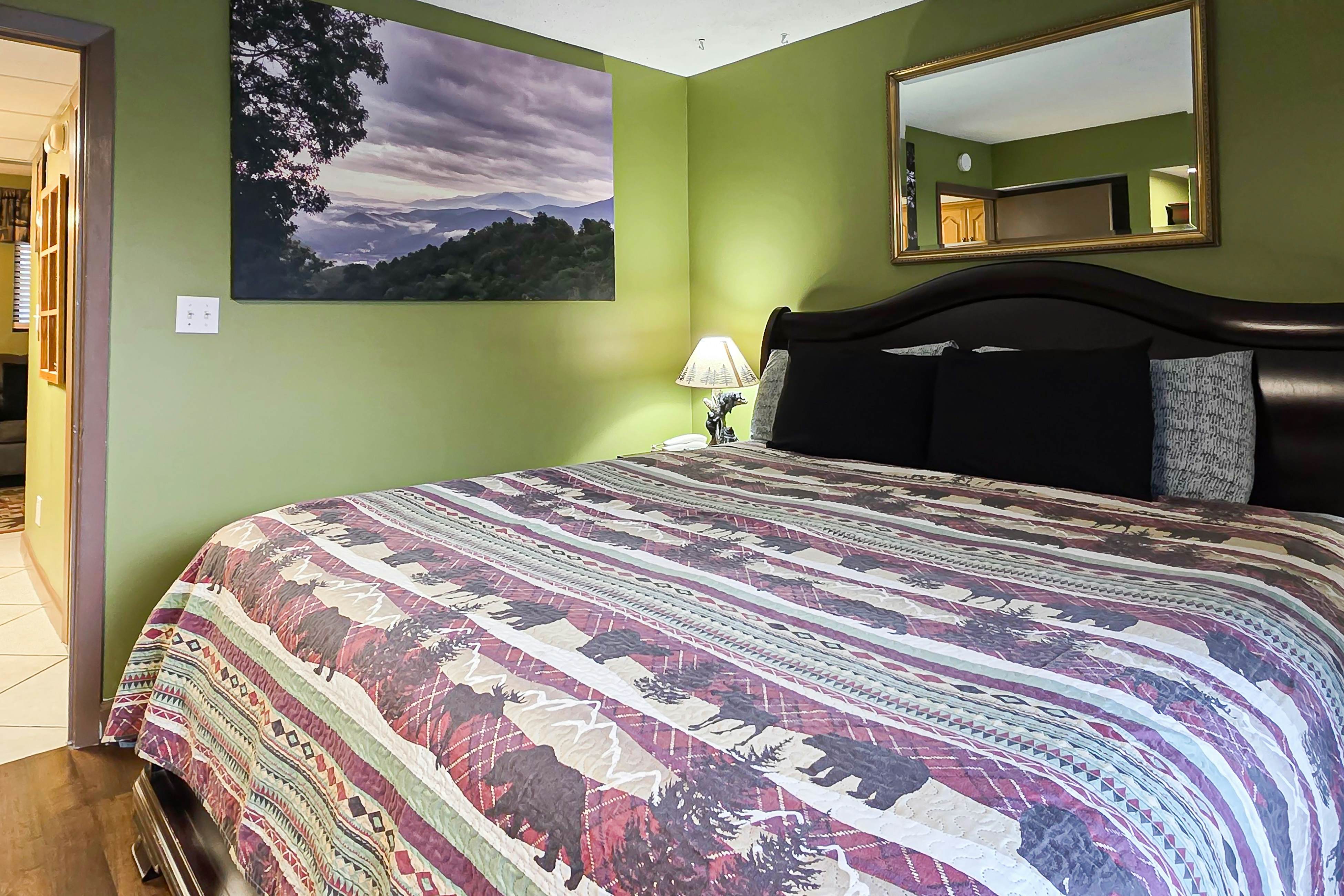 Cozy condo in Downtown Gatlinburg w/indoor & outdoor pools, WiFi great location!