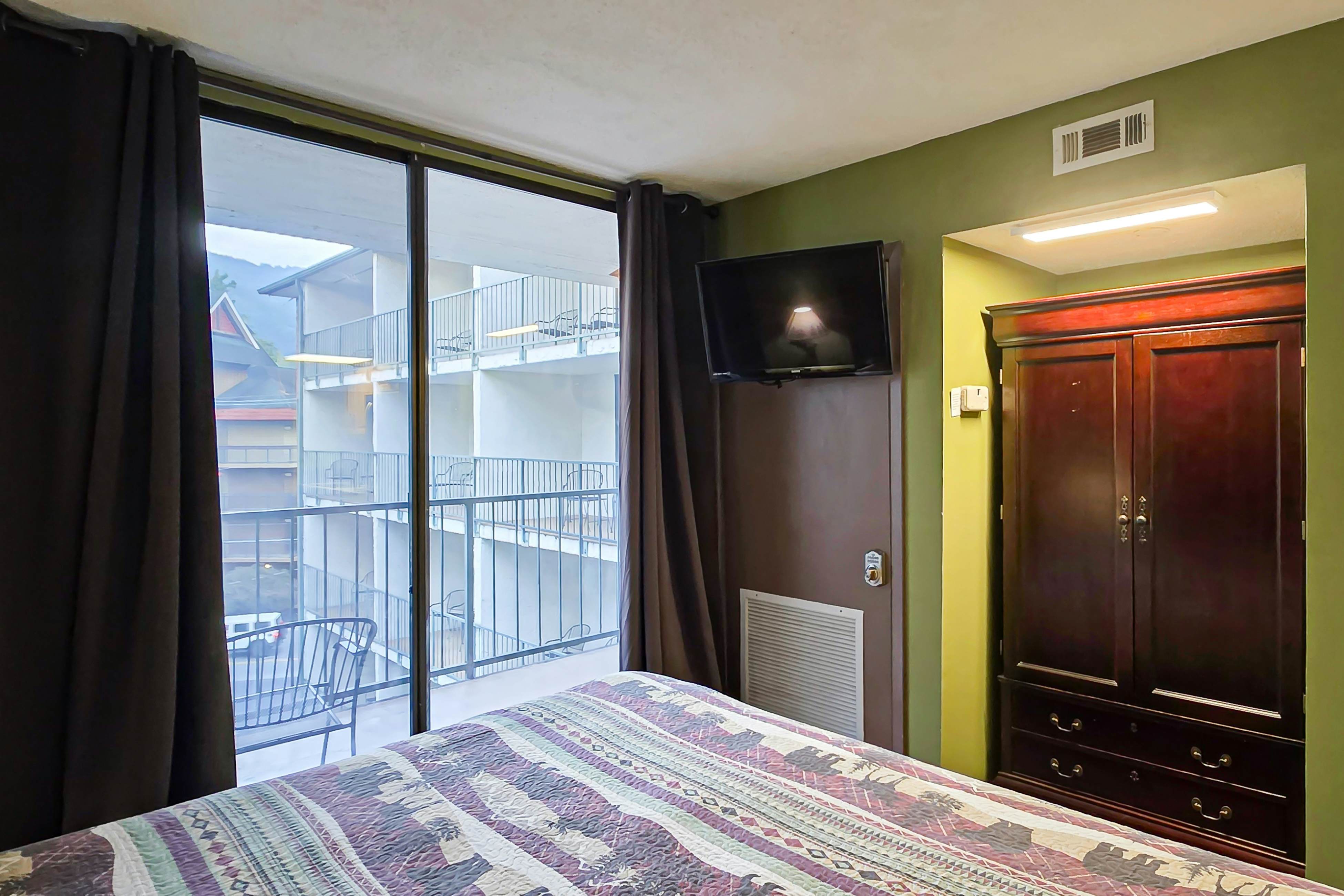 Cozy condo in Downtown Gatlinburg w/indoor & outdoor pools, WiFi great location!