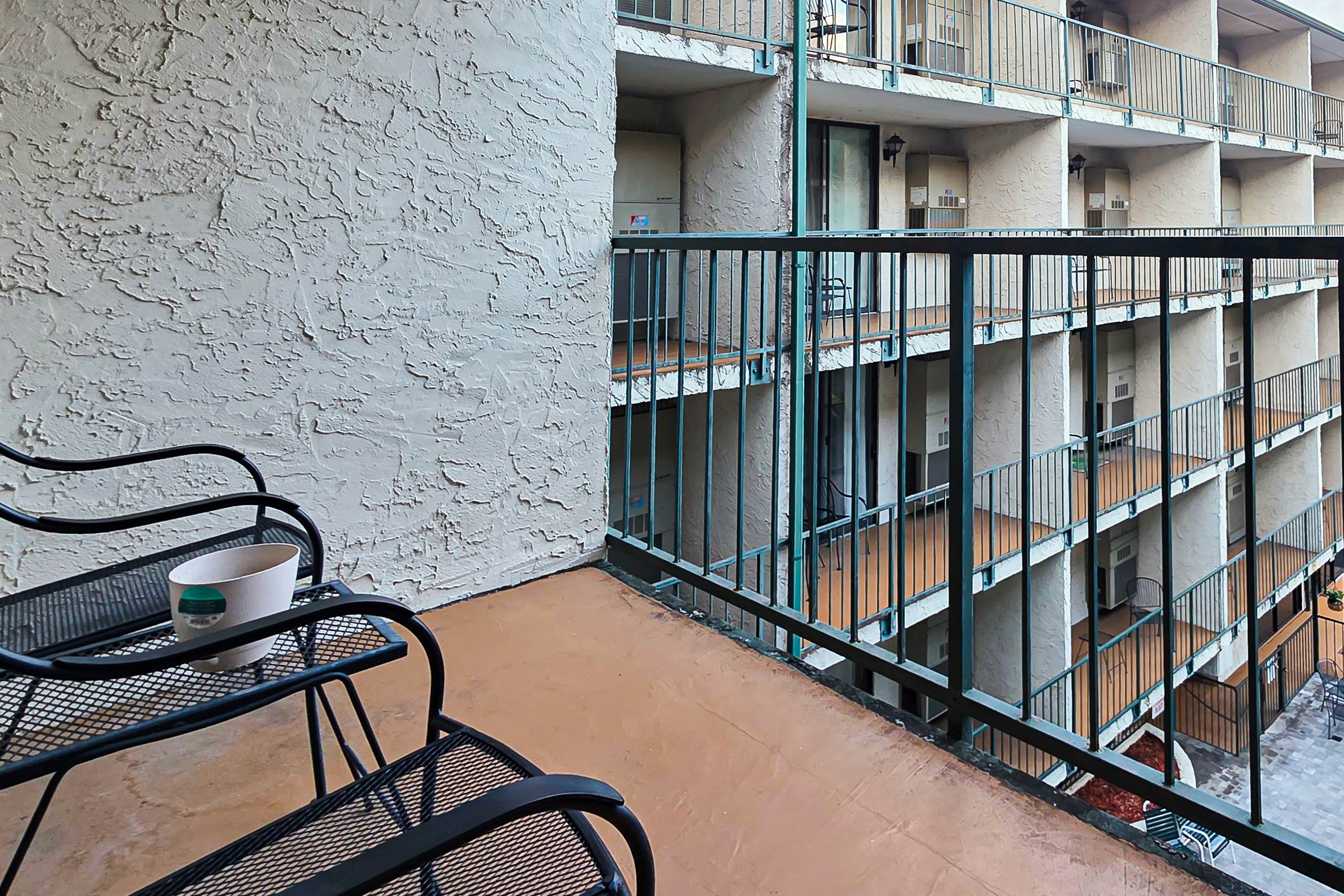 Cozy condo in Downtown Gatlinburg w/indoor & outdoor pools, WiFi great location!