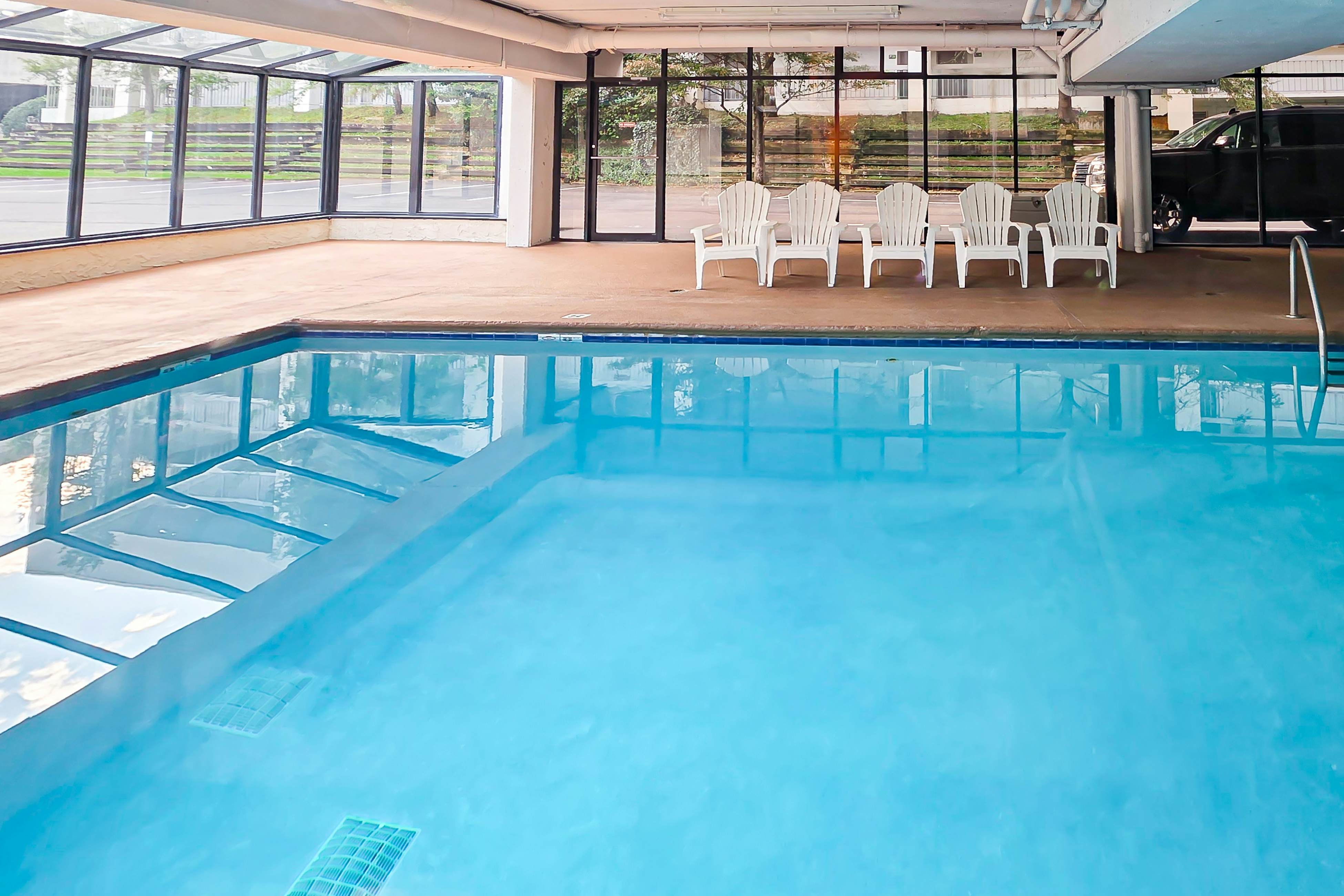 Cozy condo in Downtown Gatlinburg w/indoor & outdoor pools, WiFi great location!