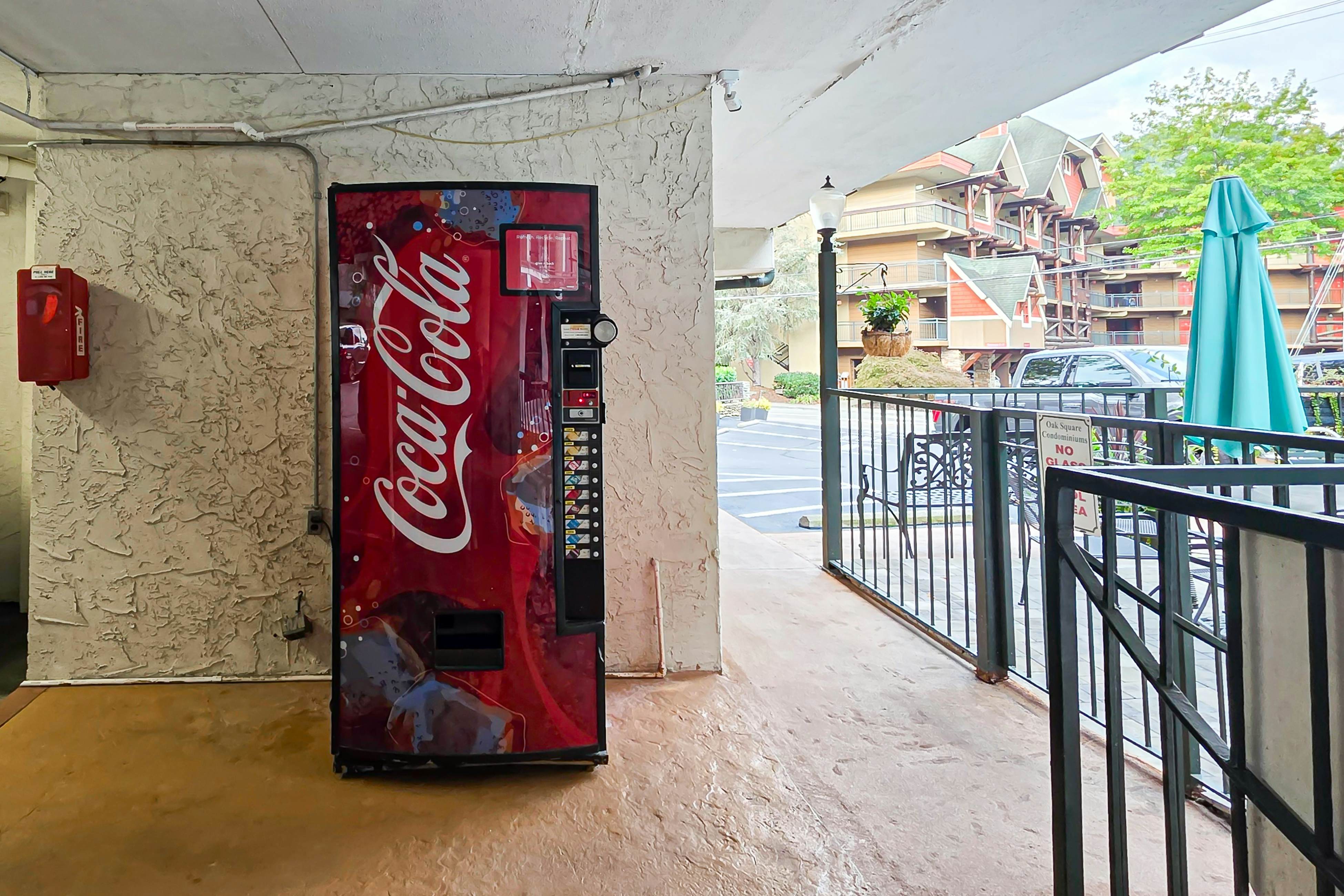 Cozy condo in Downtown Gatlinburg w/indoor & outdoor pools, WiFi great location!