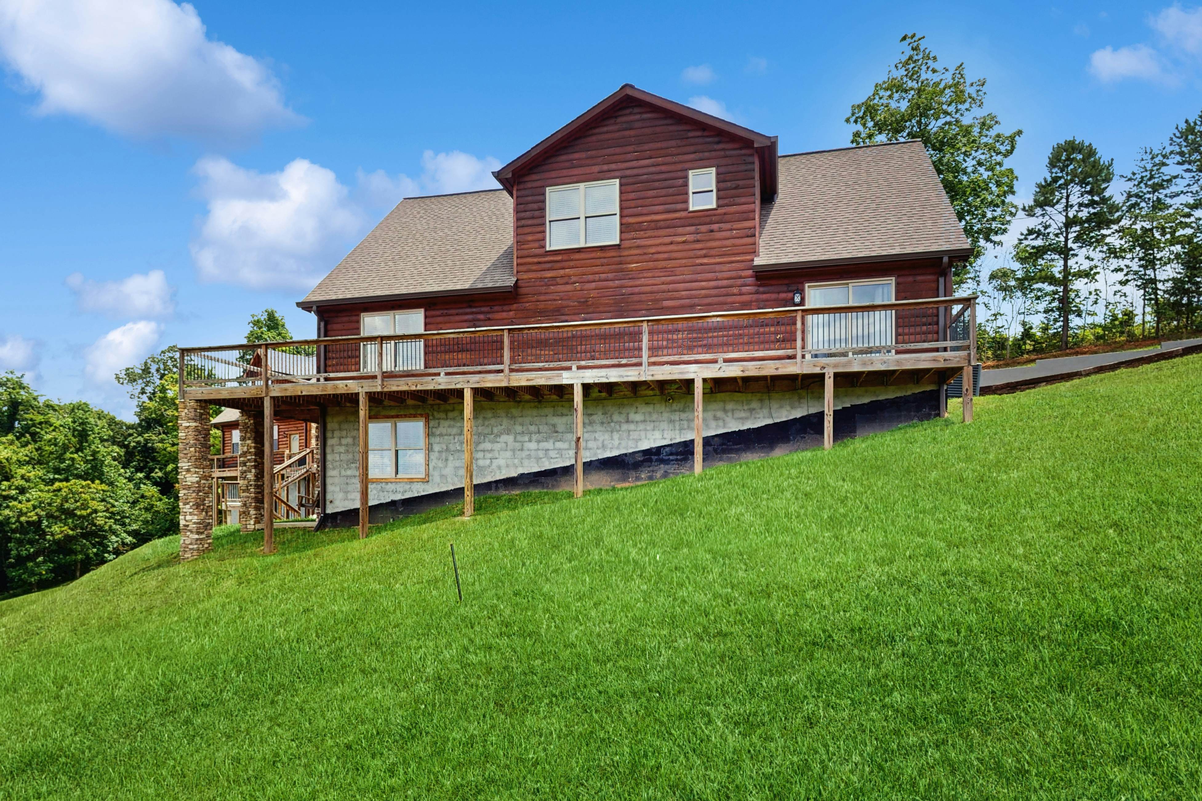 Scenic Lakeview Getaway, Sleeps 8・Wraparound Deck