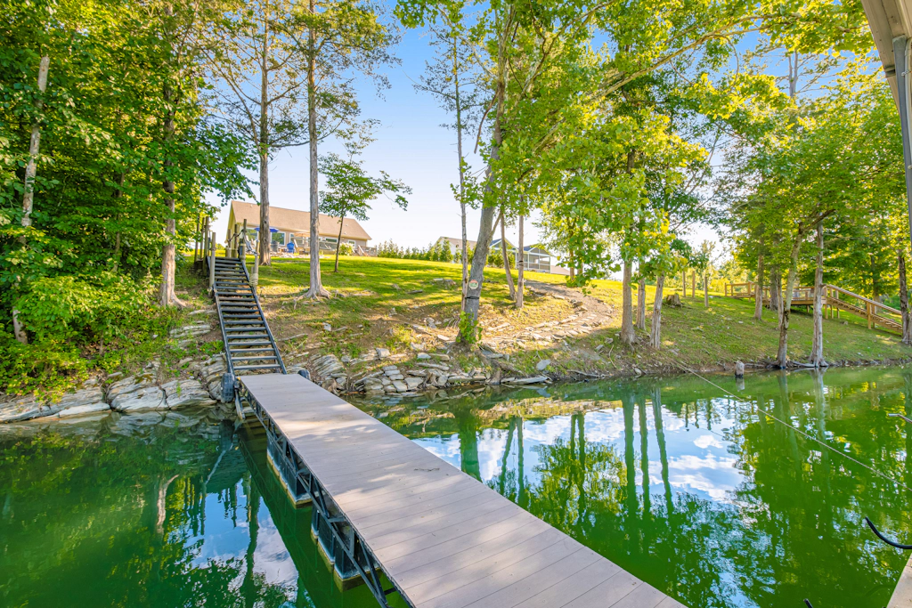 Spacious Norris Lakefront Retreat・Firepit・Hot Tub
