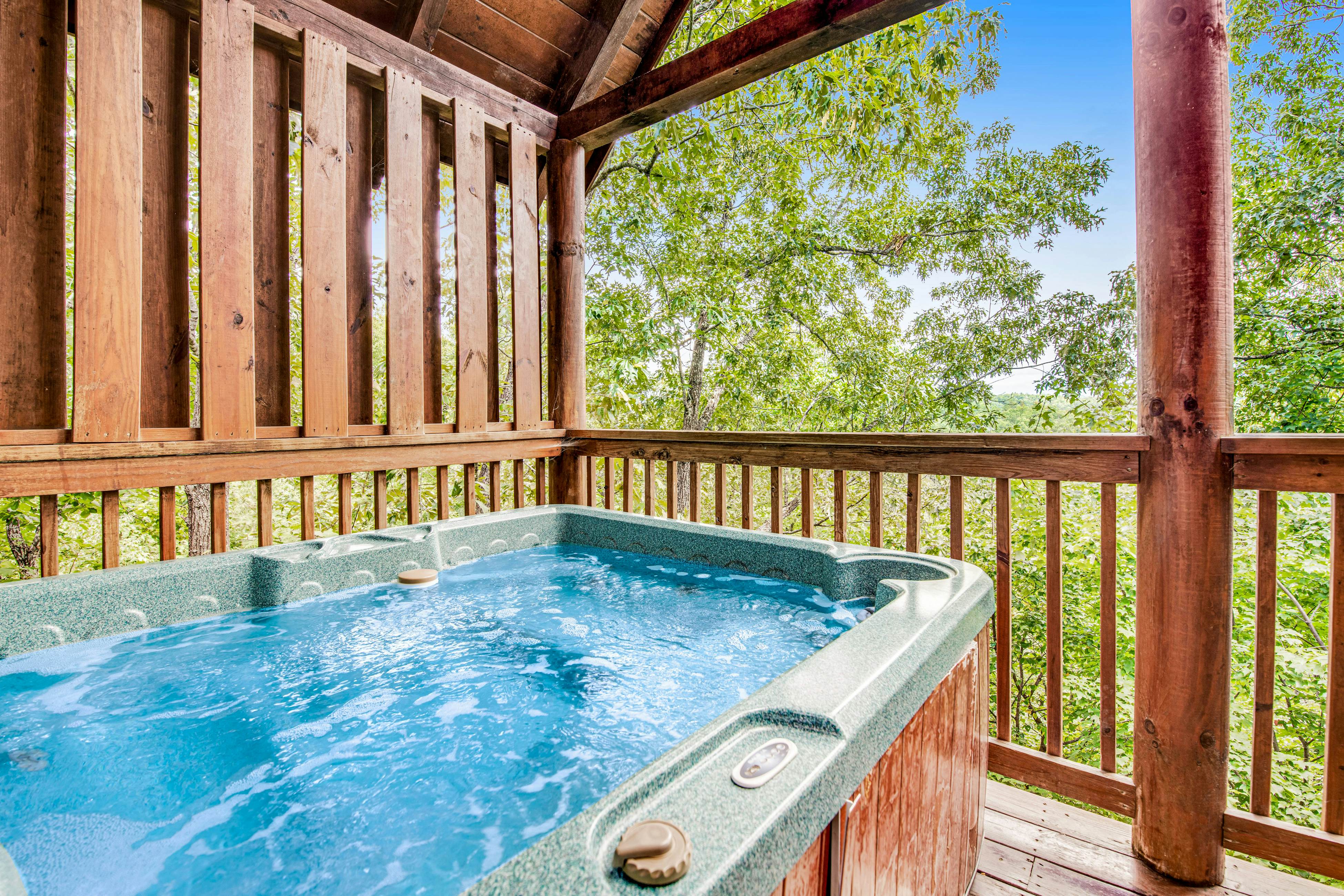Log cabin w/ Free Attraction Tickets, hot tub, resort pool, and amazing views