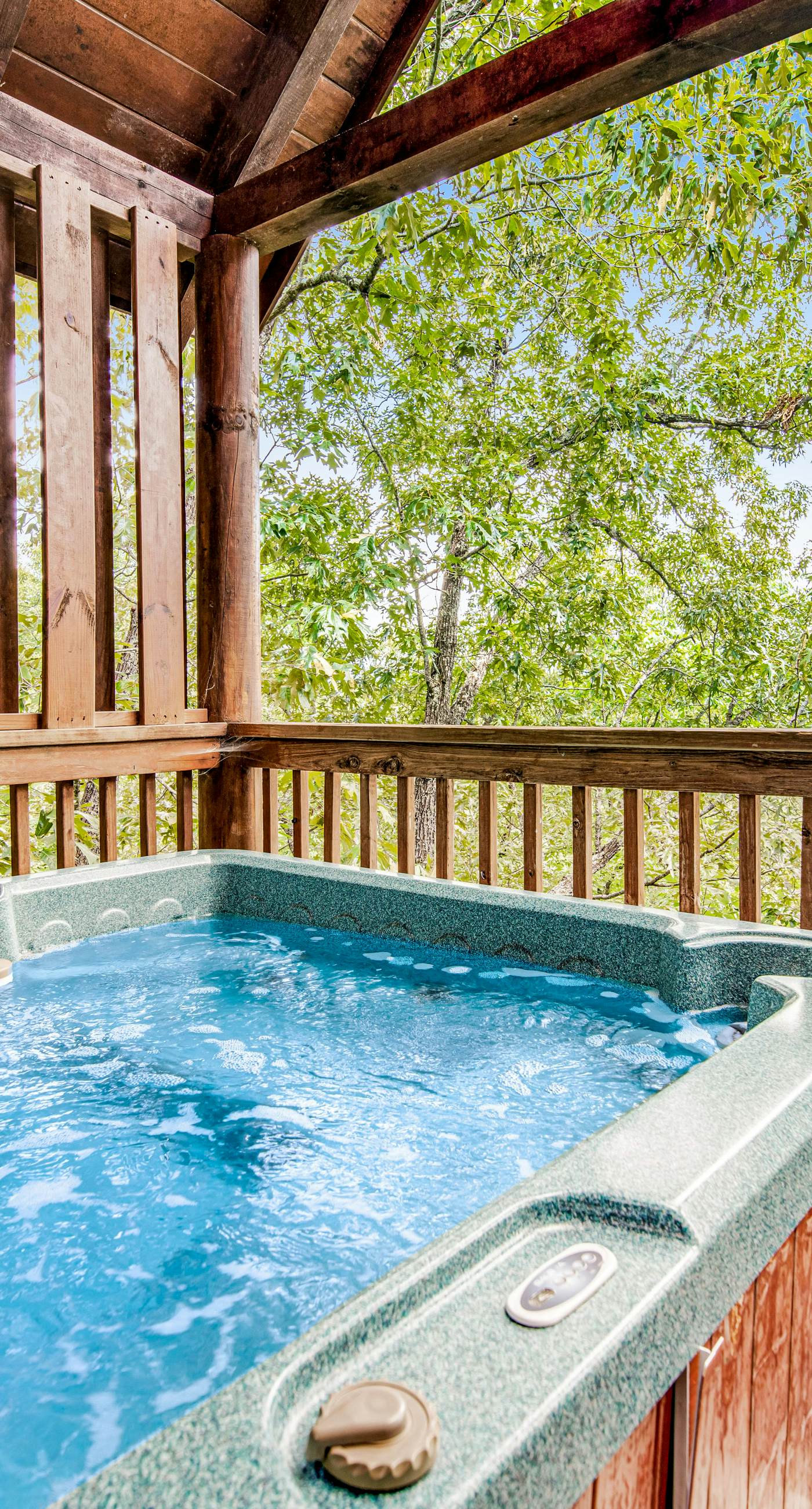 Cozy Log Cabin・Hot Tub・Resort Pool・Balcony・Gated