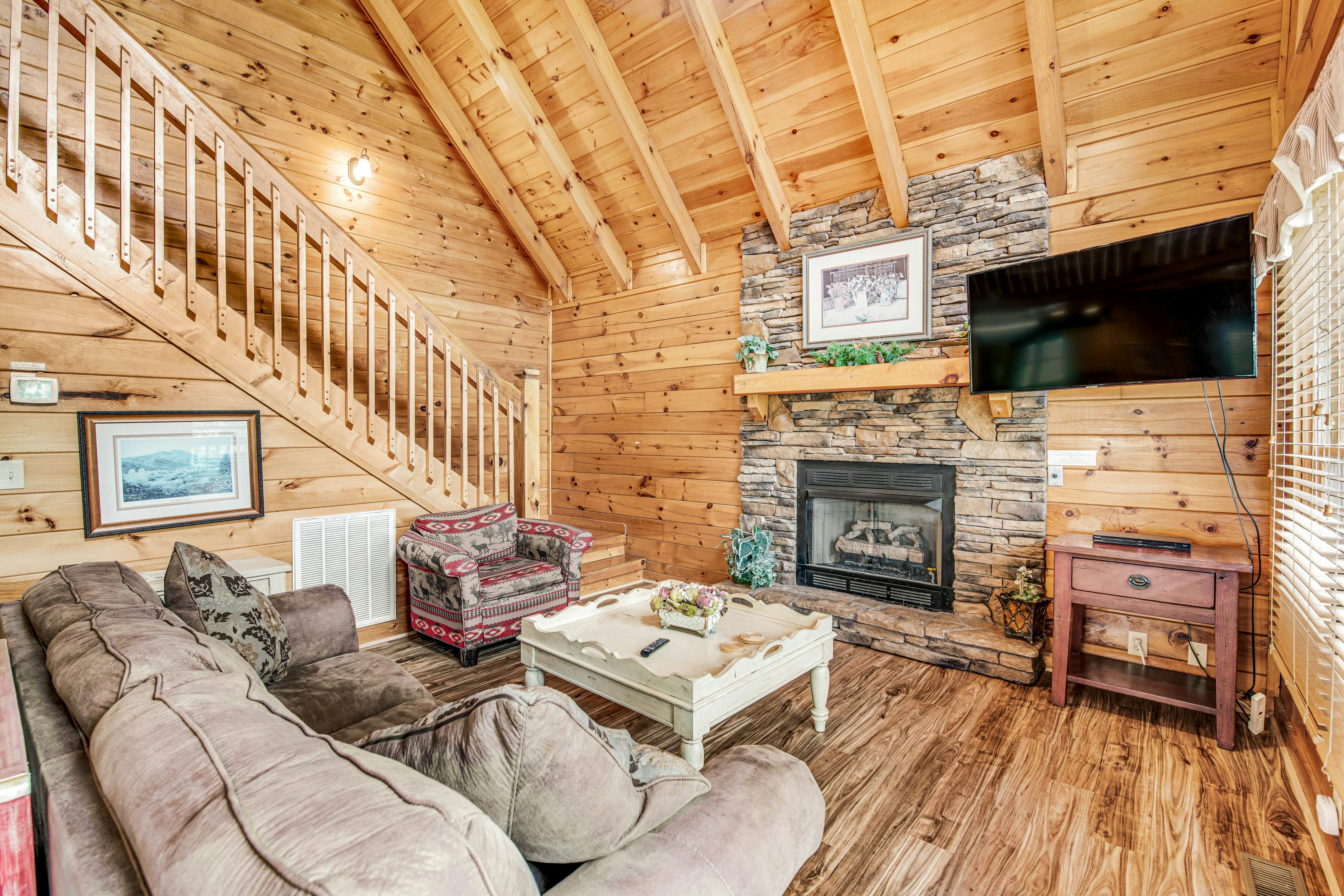 Log cabin w/ Free Attraction Tickets, hot tub, resort pool, and amazing views