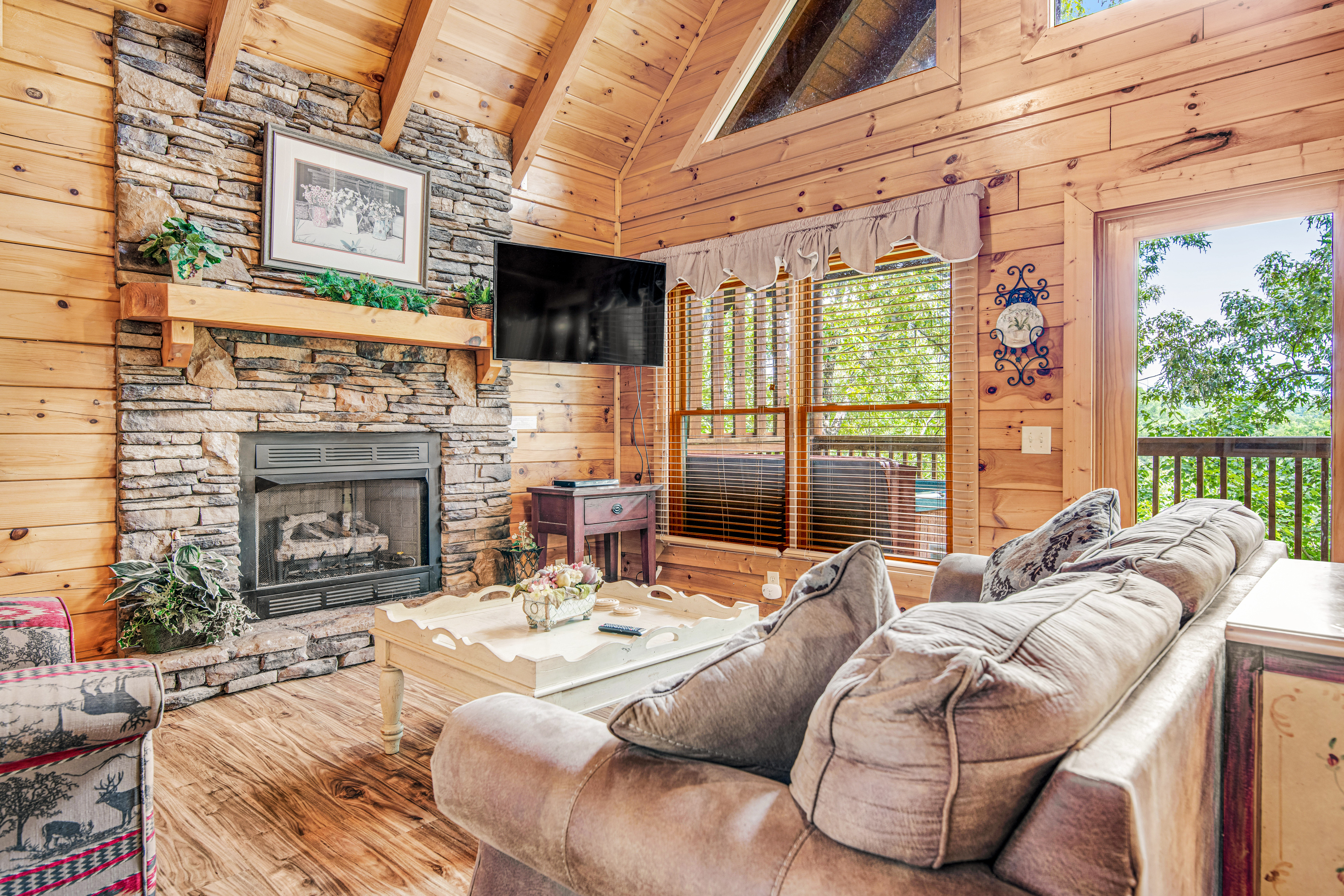 Cozy Log Cabin, Sleeps 6・Hot Tub・Resort Pool・Views
