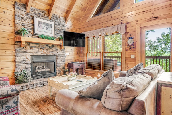 Cozy Log Cabin, Sleeps 6・Hot Tub・Resort Pool・Views