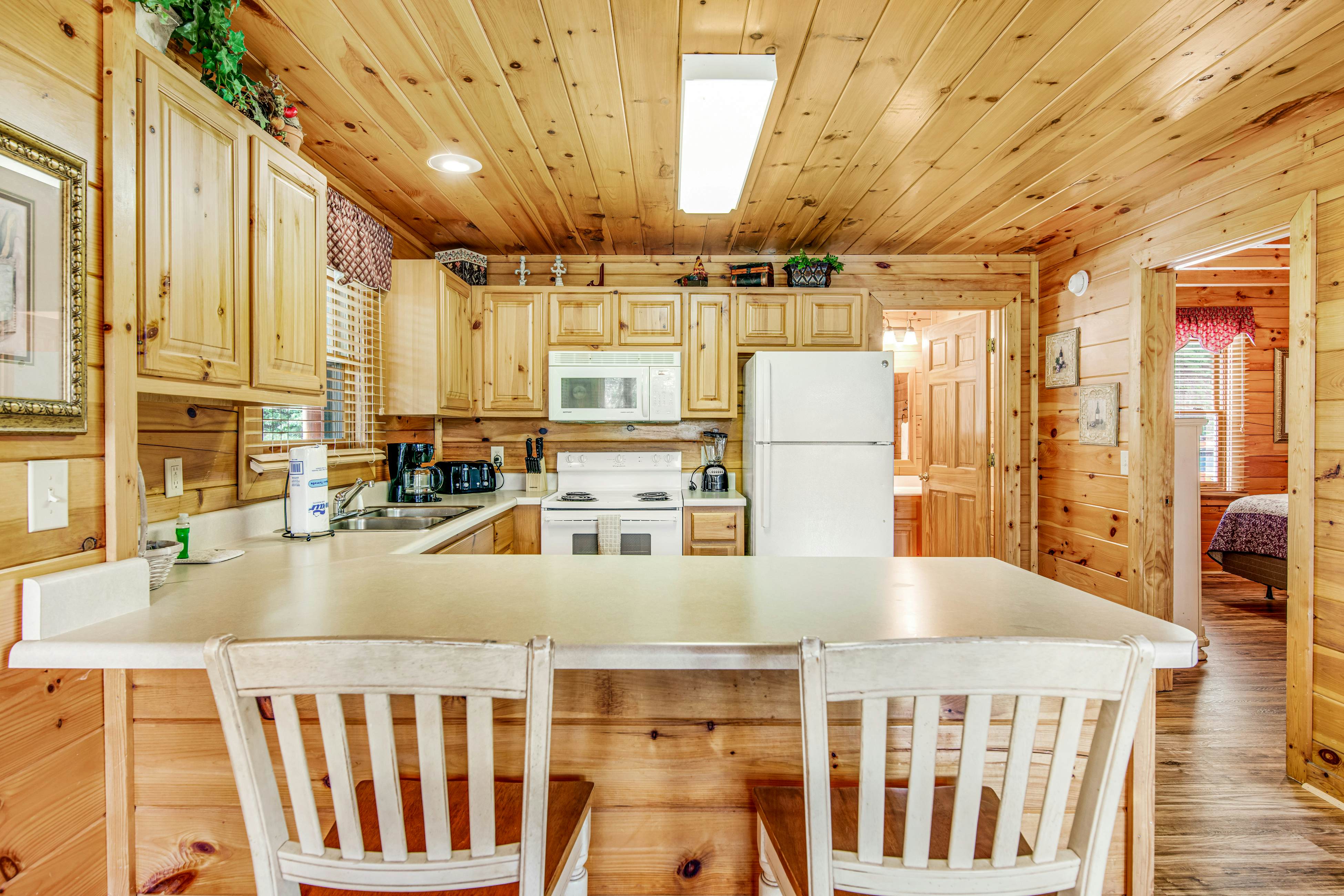 Log cabin w/ Free Attraction Tickets, hot tub, resort pool, and amazing views