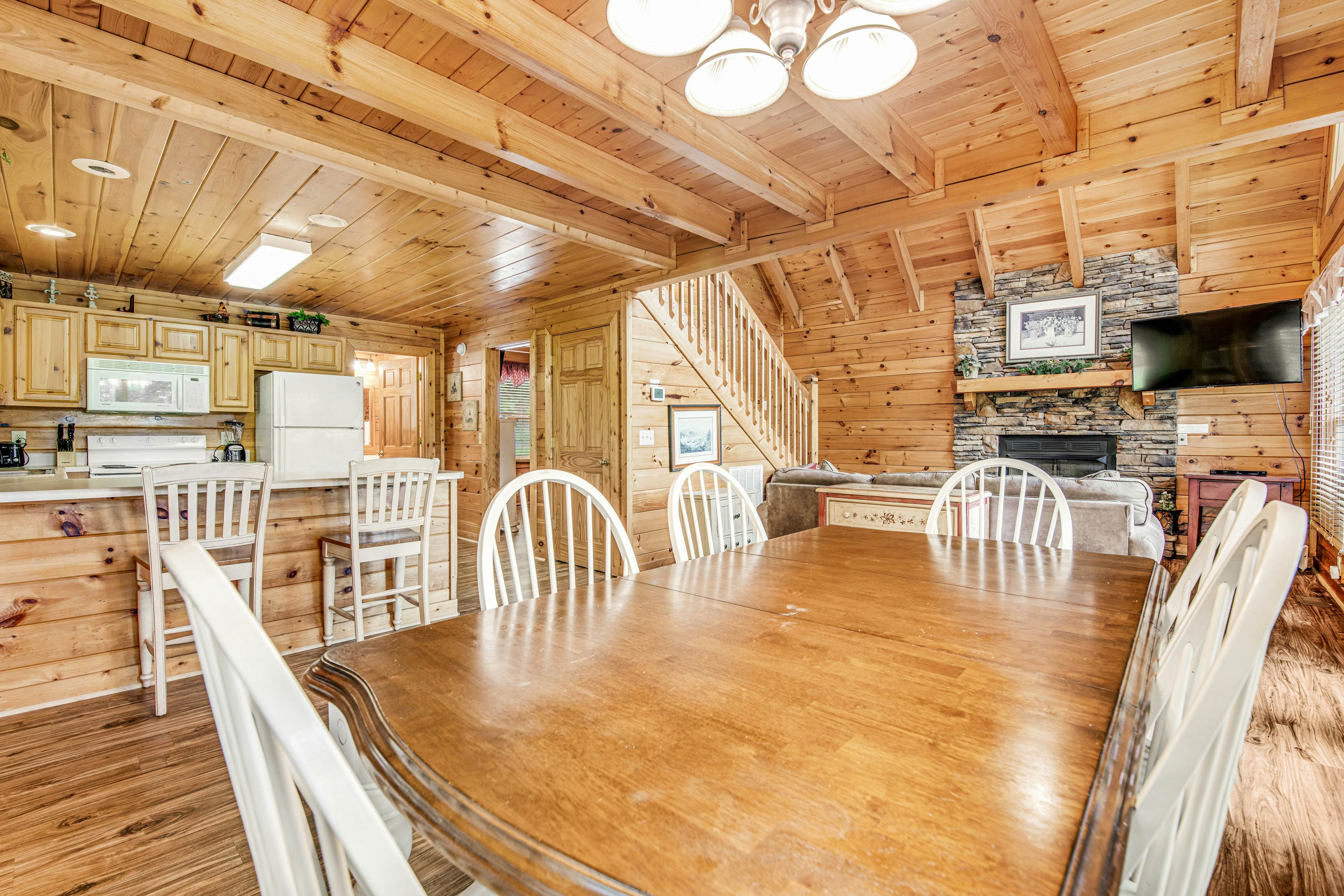 Log cabin w/ Free Attraction Tickets, hot tub, resort pool, and amazing views