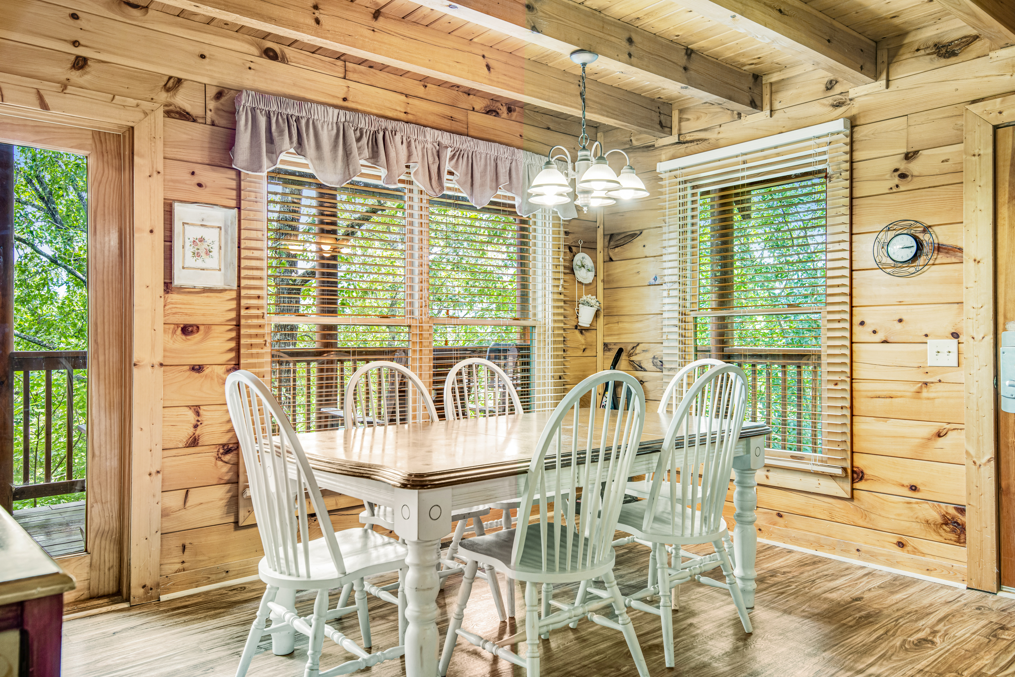 Cozy Log Cabin, Sleeps 6・Hot Tub・Resort Pool・Views