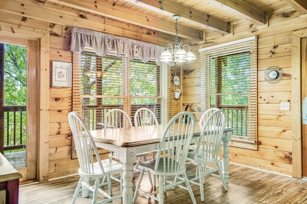 Cozy Log Cabin, Sleeps 6・Hot Tub・Resort Pool・Views