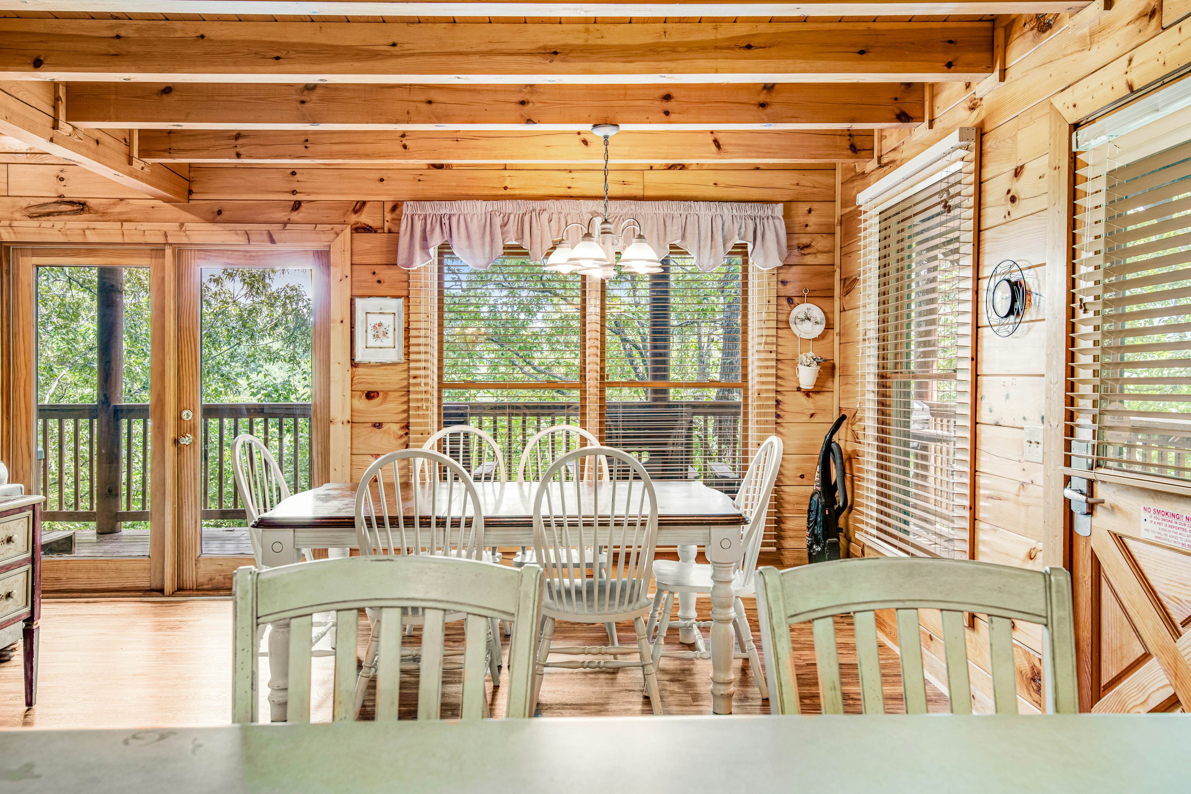 Log cabin w/ Free Attraction Tickets, hot tub, resort pool, and amazing views