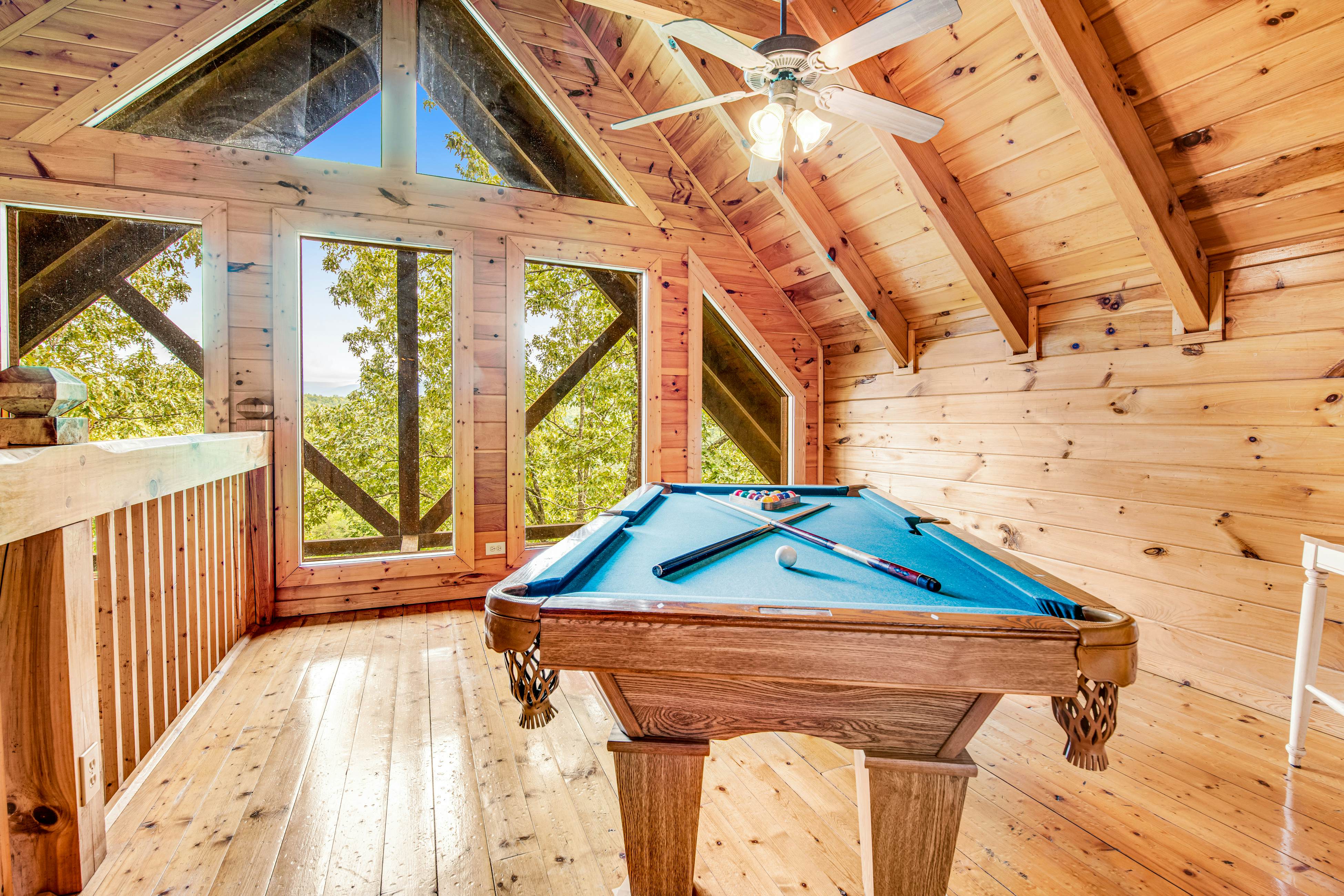 Log cabin w/ Free Attraction Tickets, hot tub, resort pool, and amazing views