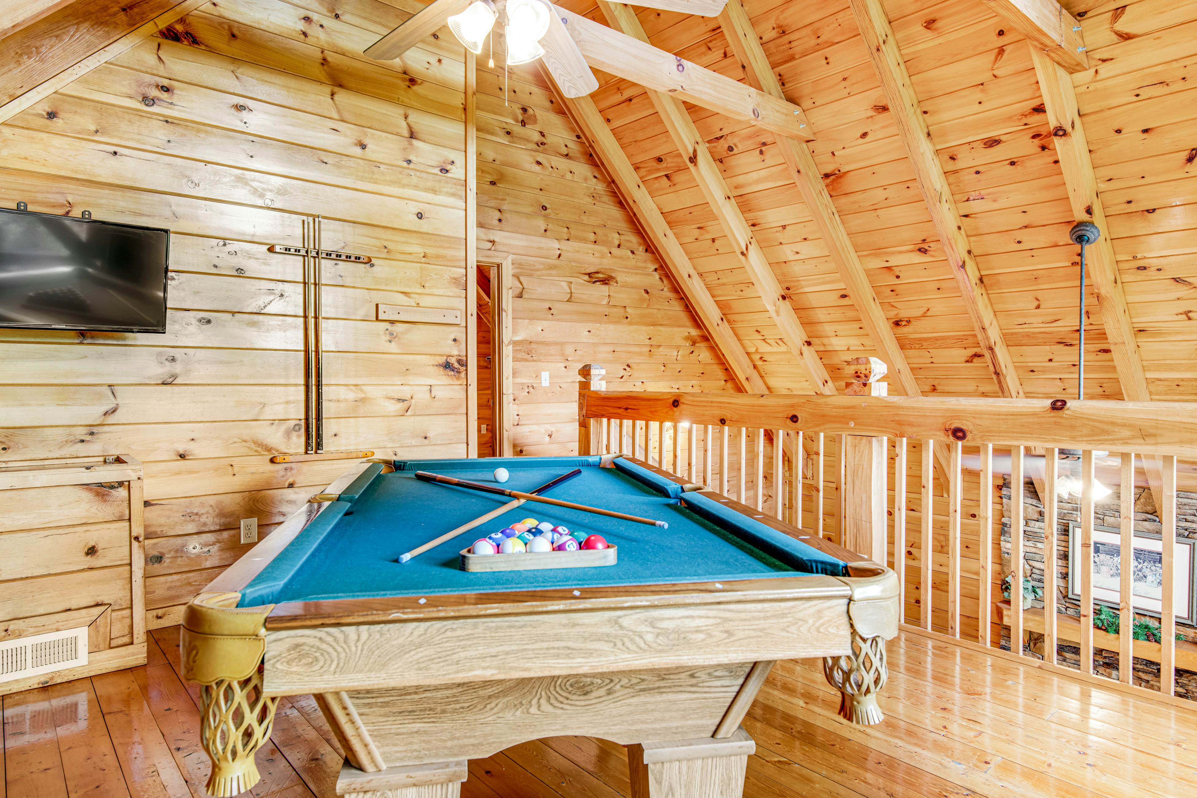 Log cabin w/ Free Attraction Tickets, hot tub, resort pool, and amazing views