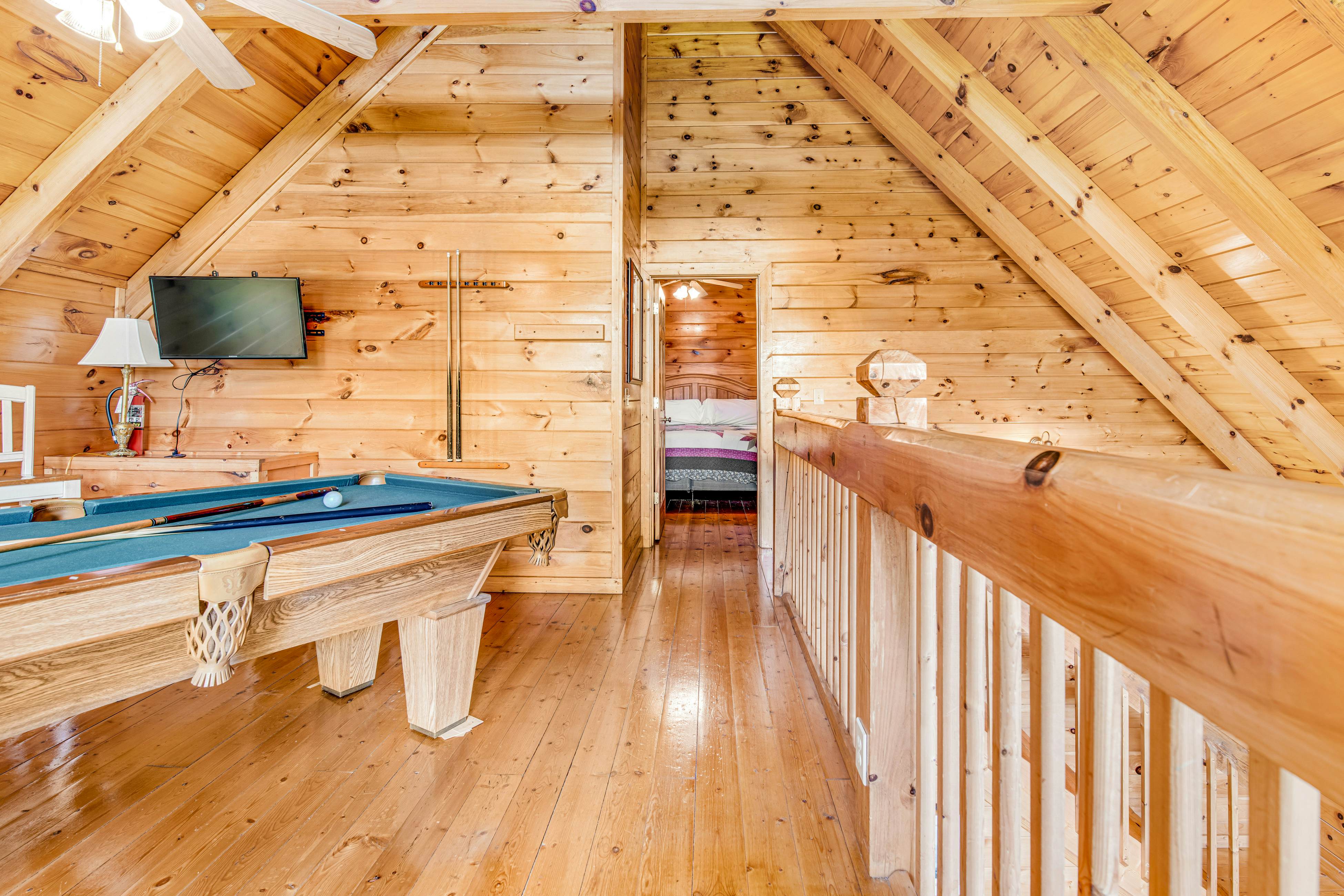 Log cabin w/ Free Attraction Tickets, hot tub, resort pool, and amazing views