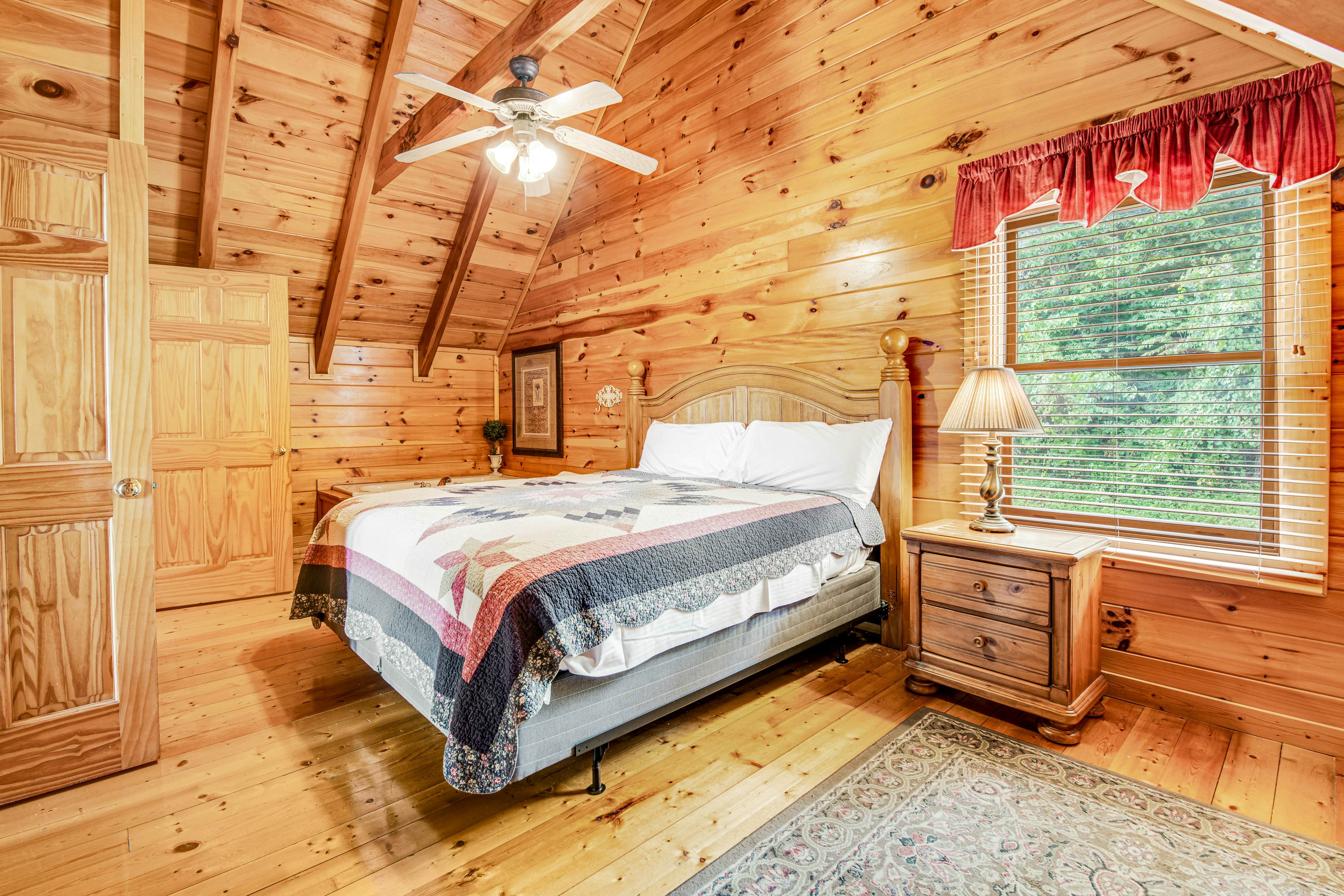 Log cabin w/ Free Attraction Tickets, hot tub, resort pool, and amazing views