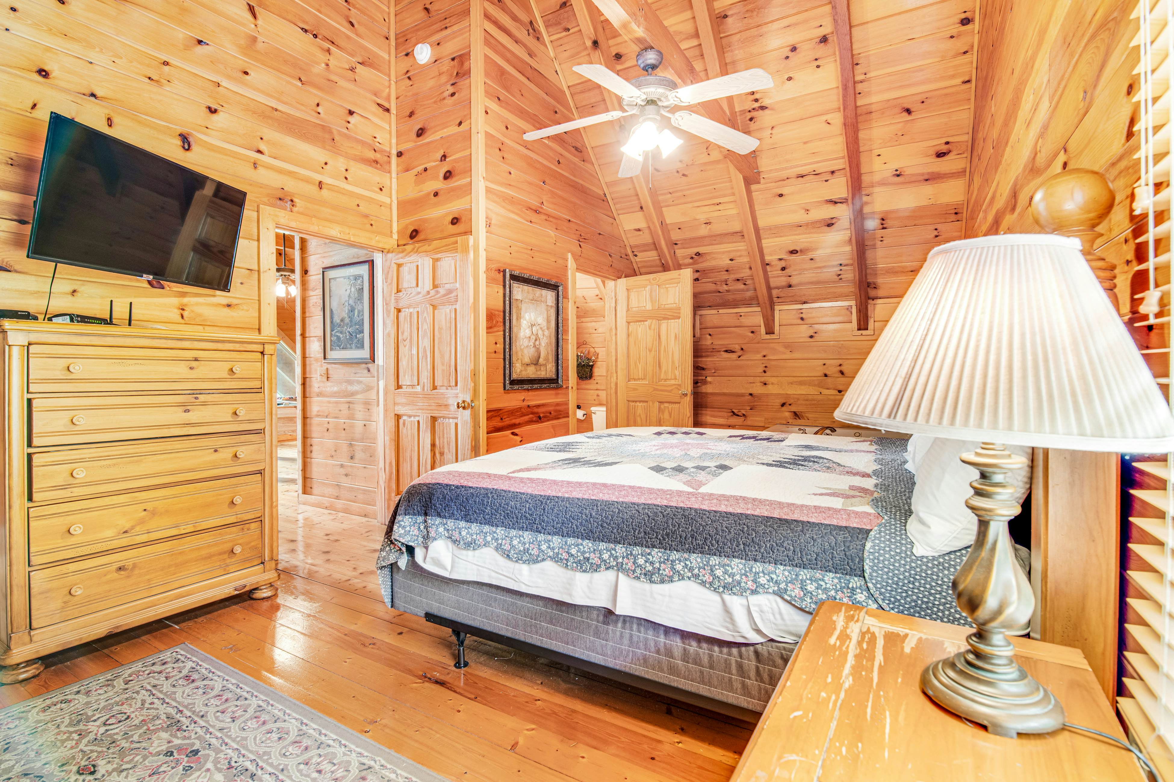 Log cabin w/ Free Attraction Tickets, hot tub, resort pool, and amazing views