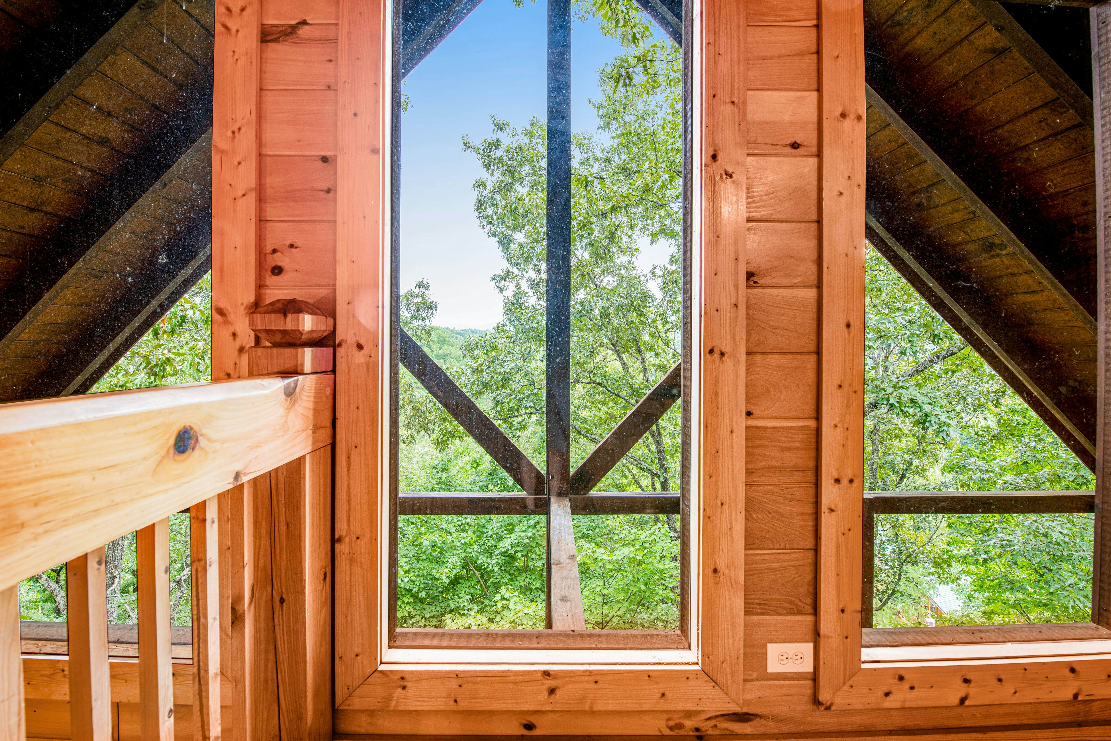 Log cabin w/ Free Attraction Tickets, hot tub, resort pool, and amazing views