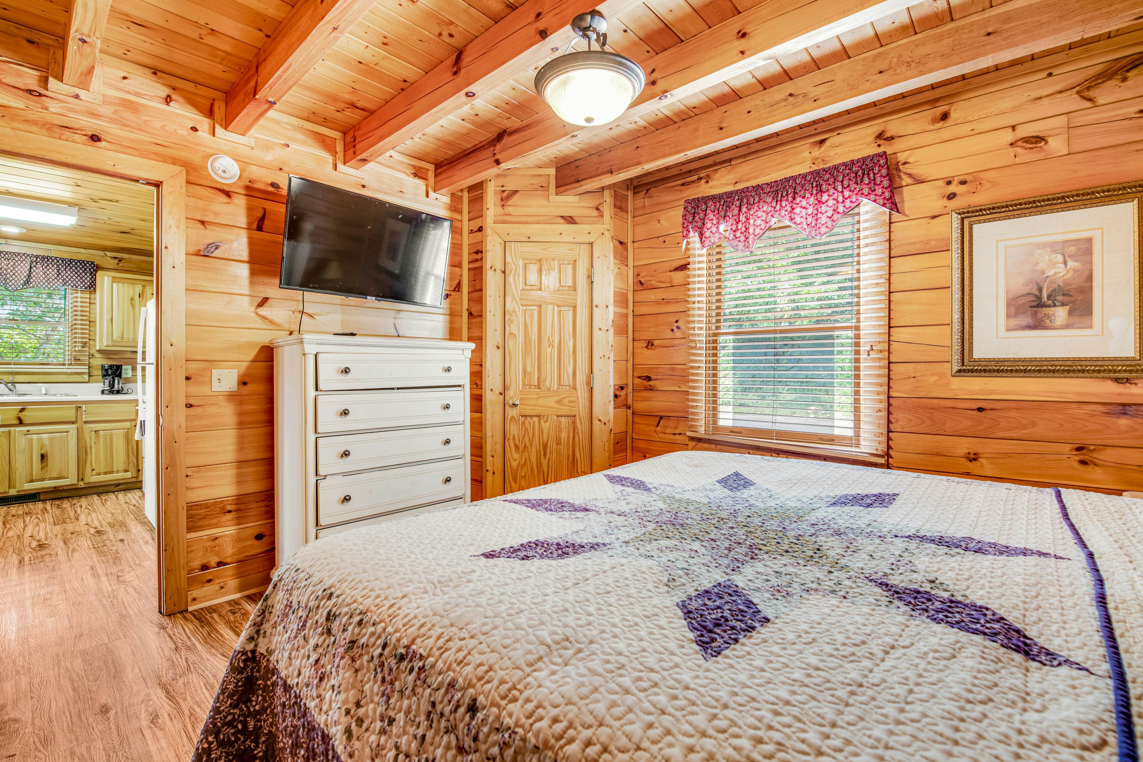 Log cabin w/ Free Attraction Tickets, hot tub, resort pool, and amazing views