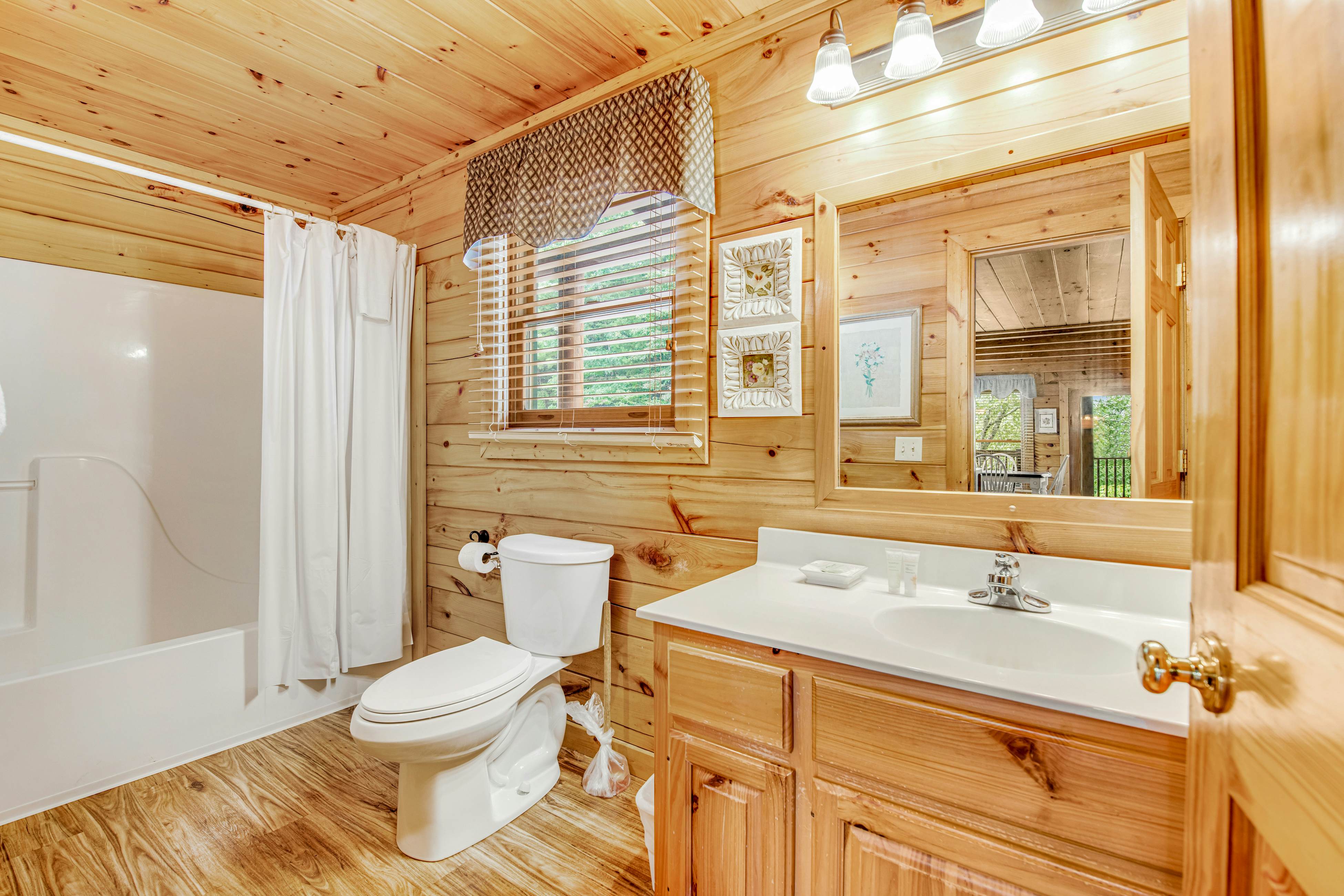 Log cabin w/ Free Attraction Tickets, hot tub, resort pool, and amazing views