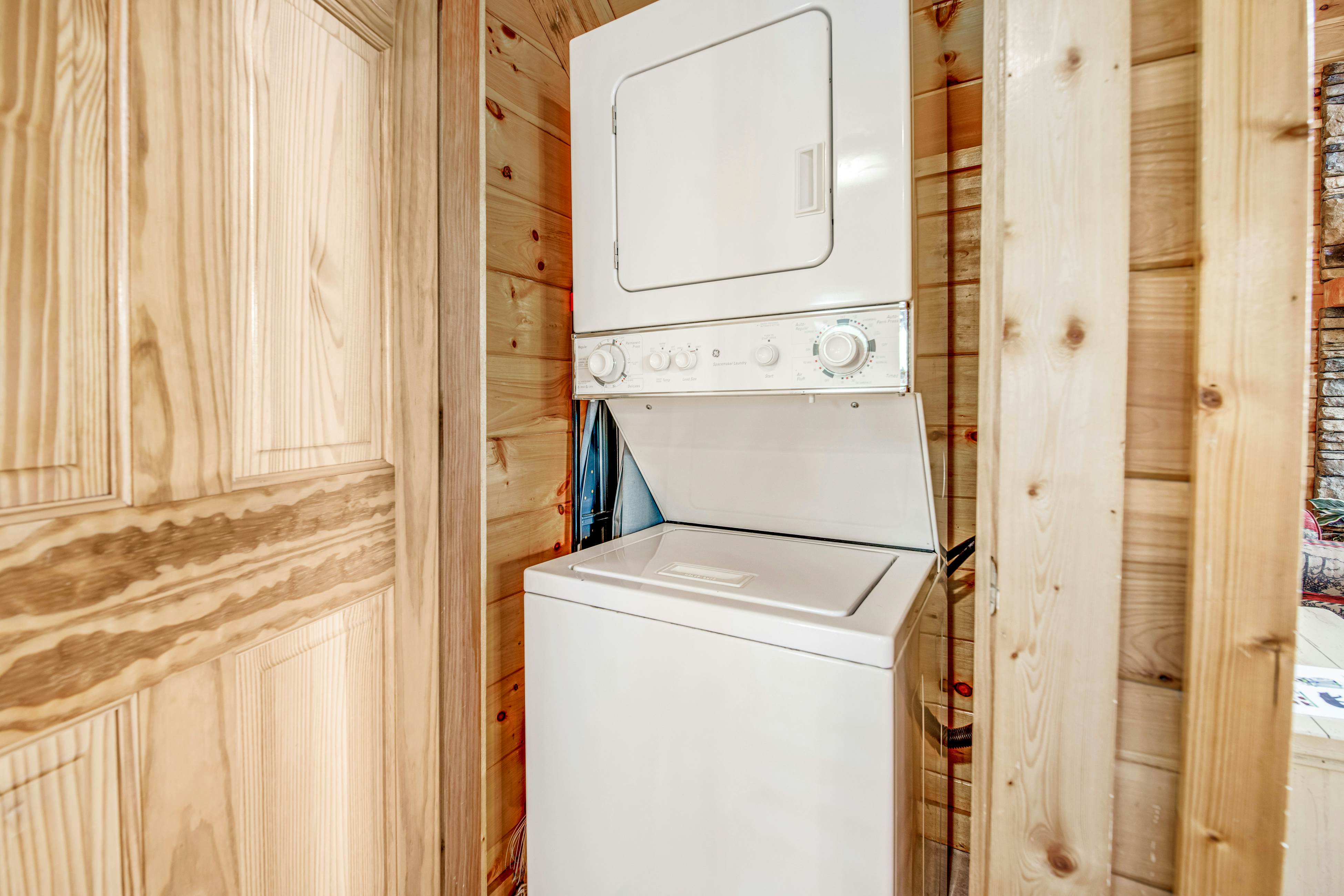 Log cabin w/ Free Attraction Tickets, hot tub, resort pool, and amazing views