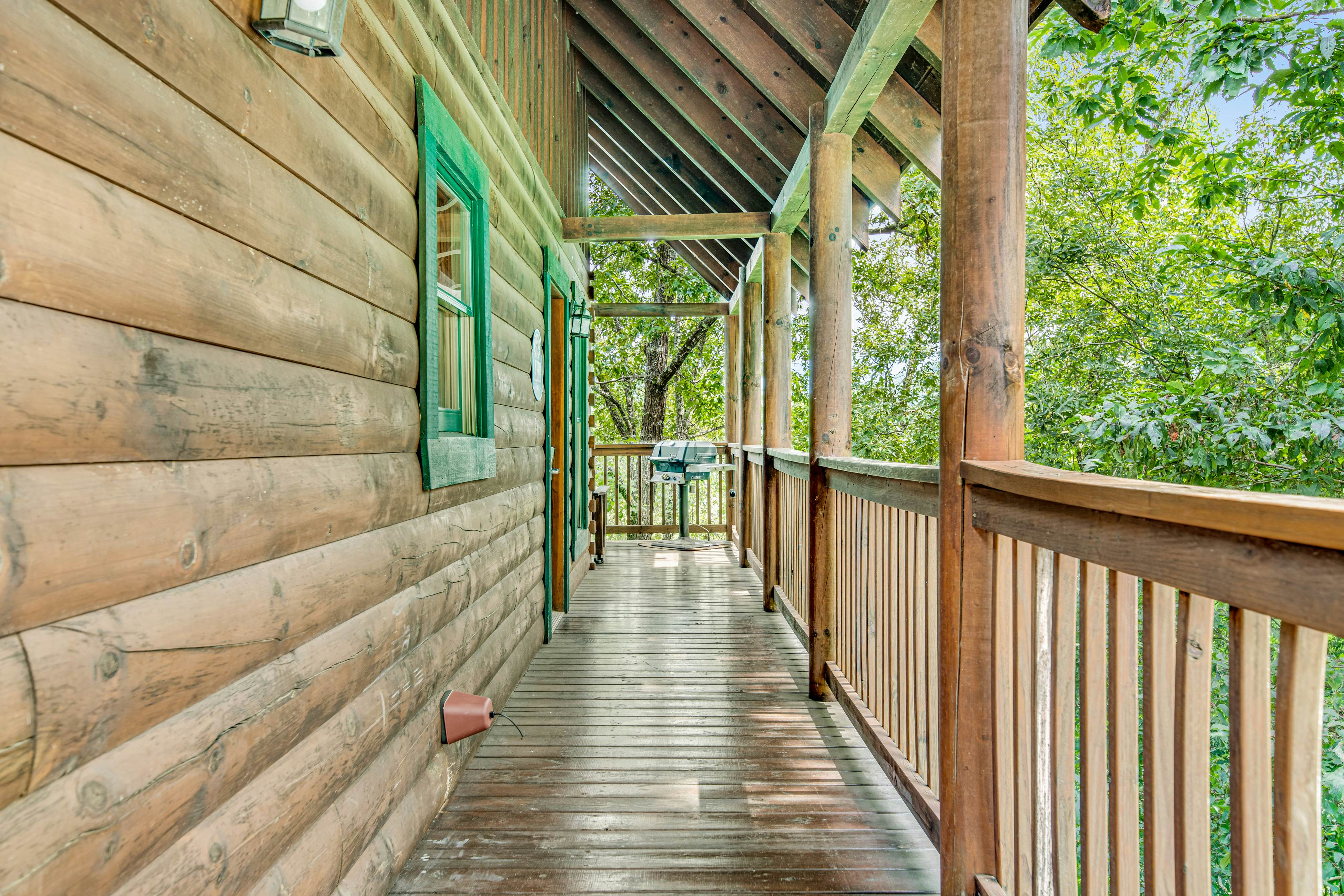 Log cabin w/ Free Attraction Tickets, hot tub, resort pool, and amazing views