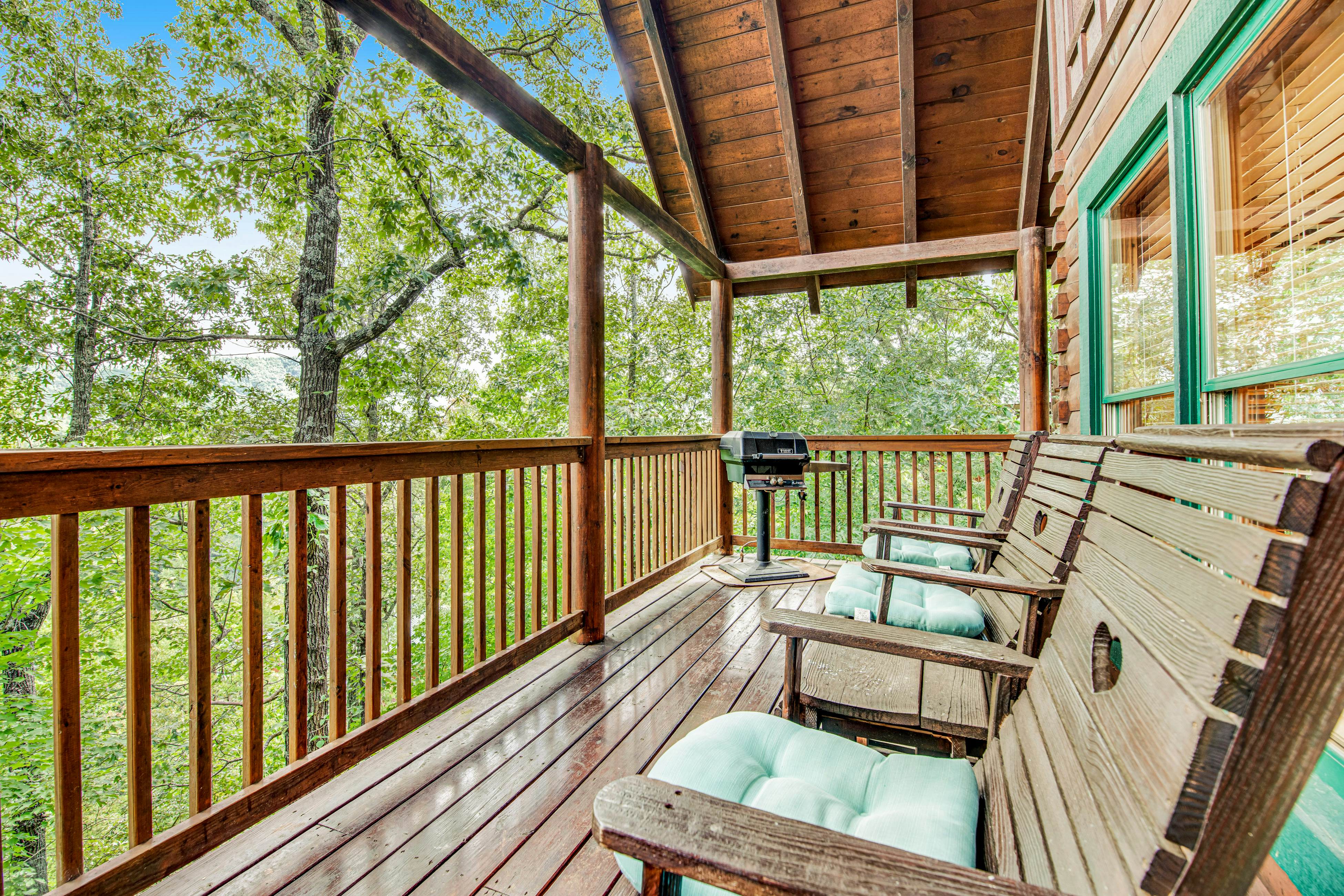 Log cabin w/ Free Attraction Tickets, hot tub, resort pool, and amazing views
