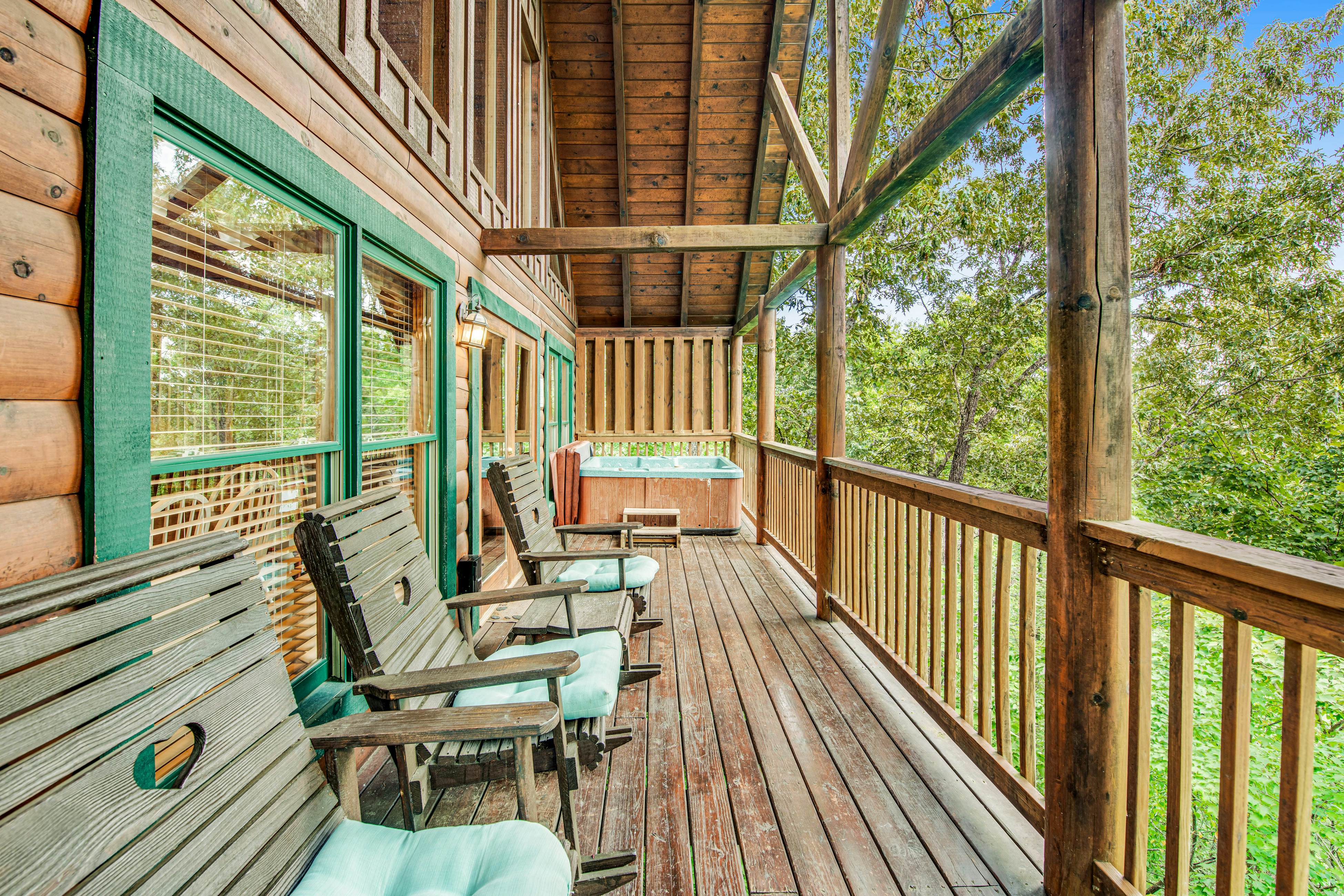 Log cabin w/ Free Attraction Tickets, hot tub, resort pool, and amazing views