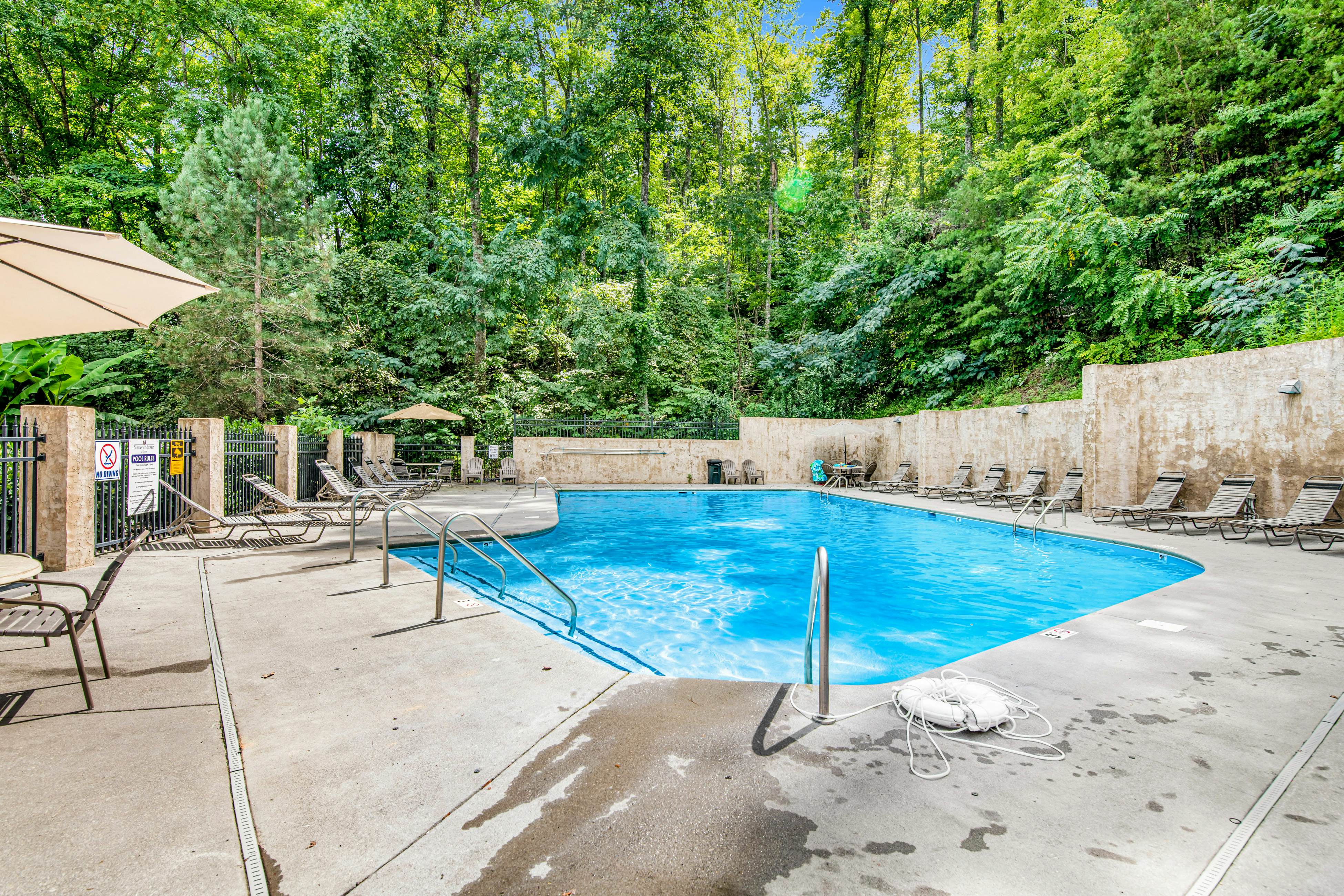 Log cabin w/ Free Attraction Tickets, hot tub, resort pool, and amazing views