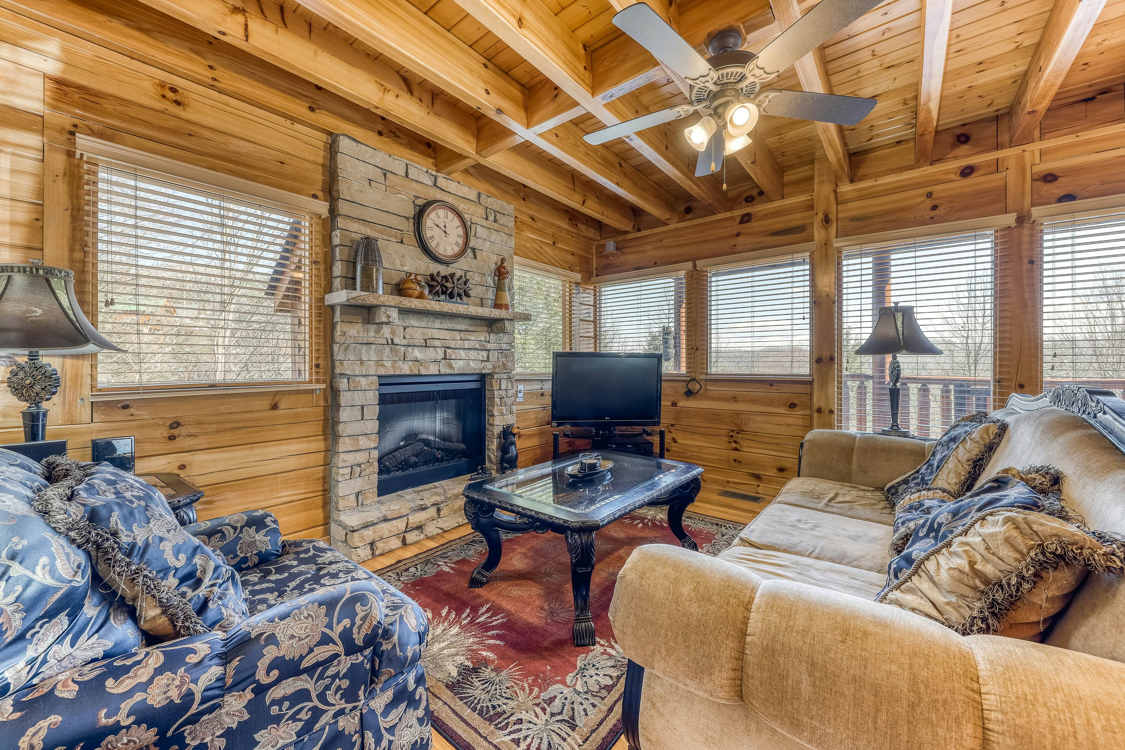Charming Luxe Mtn View Cabin, Sleeps 6・Hot Tub