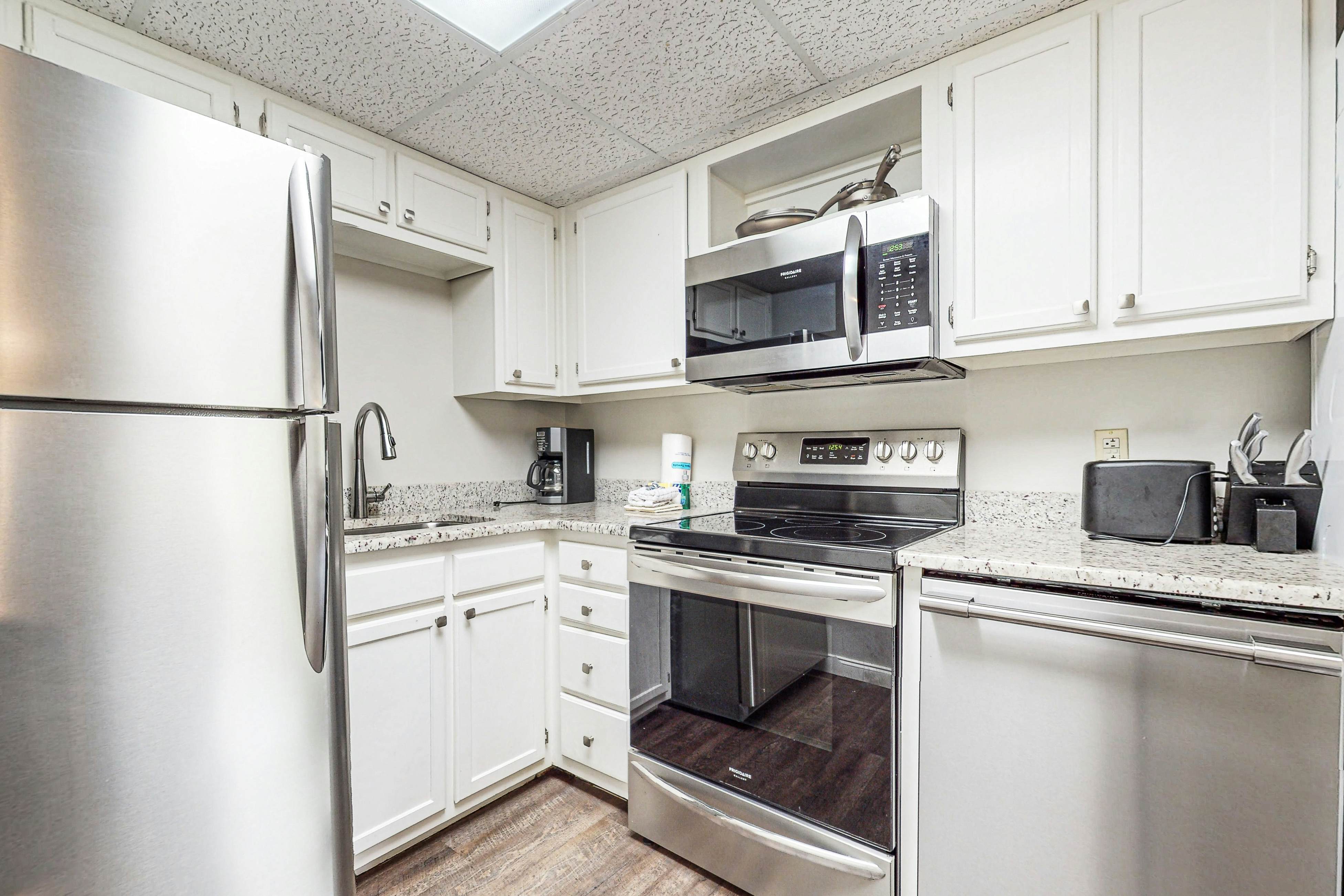 Stylish Riverview Corner Unit with Free Attraction Tickets, Balcony, & Fireplace